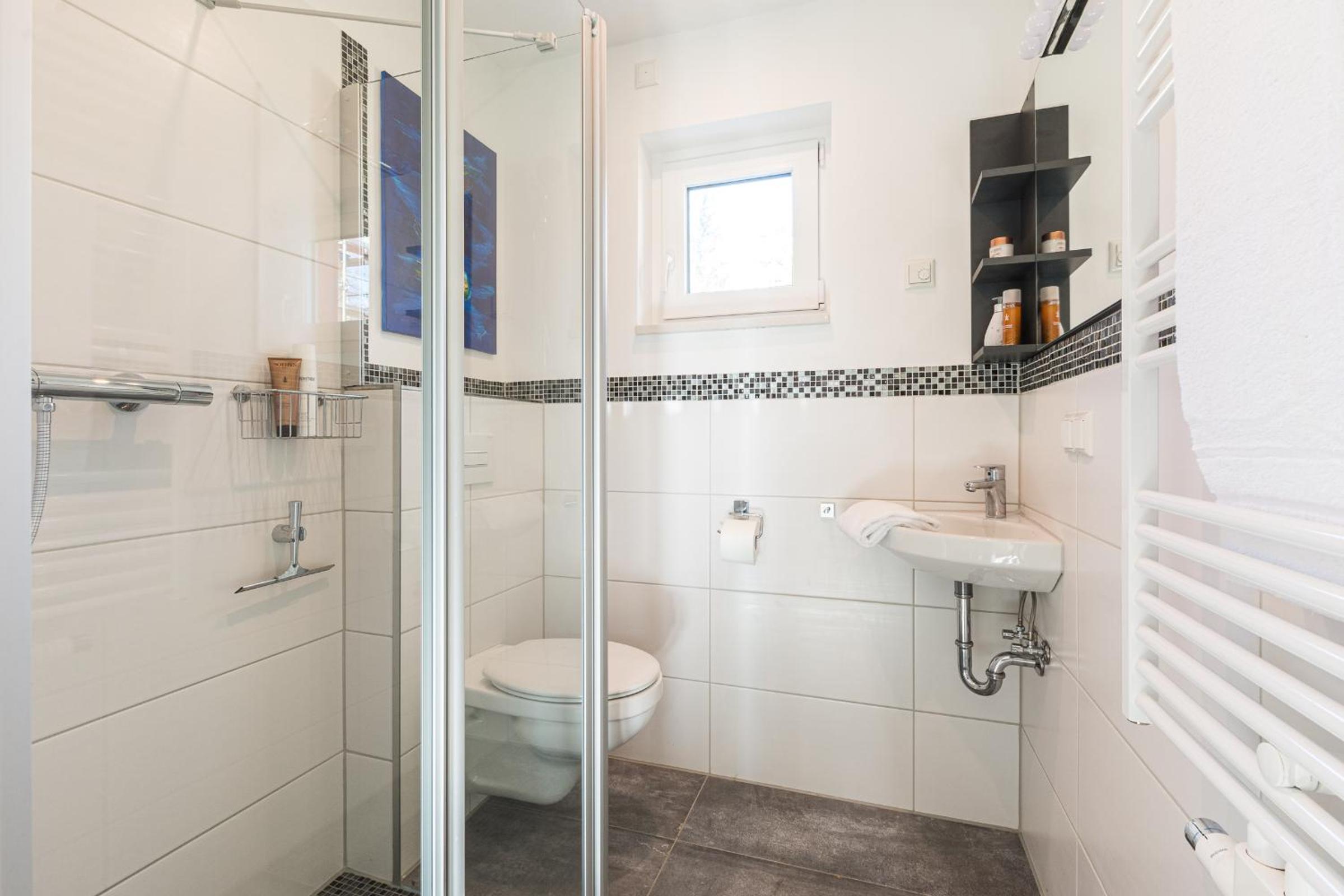 Ferienhaus-See-Sauna-Kamin-Hund mit E-Ladestation