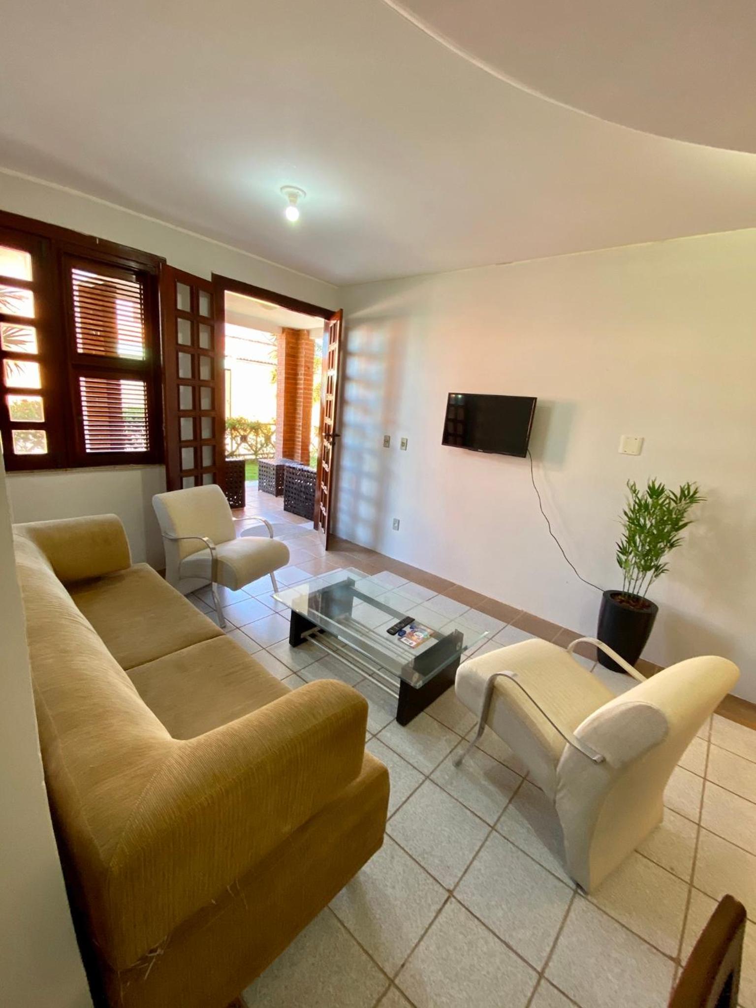 Linda casa Porto das Dunas: 4 suítes, churrasqueira e piscina