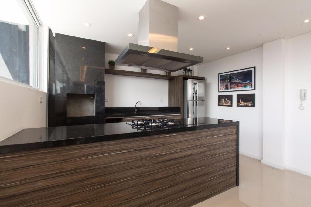 609-Apartamento Encantador, com 1 vaga de GARAGEM, Todo Mobiliado e Decorado, Edificio com Academia, Lavanderia, Excelente localização no Rebouças, Proximo view 4