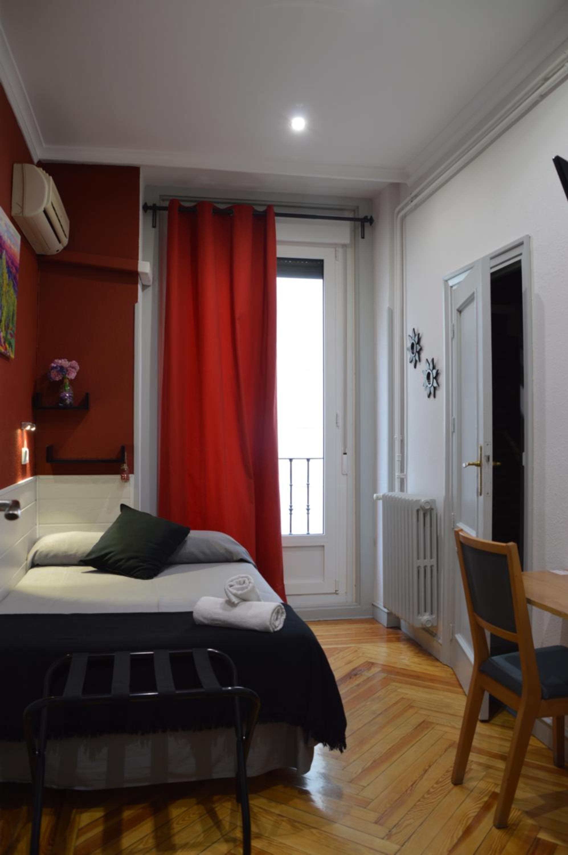 Hostal Aresol en Madrid — hotel room