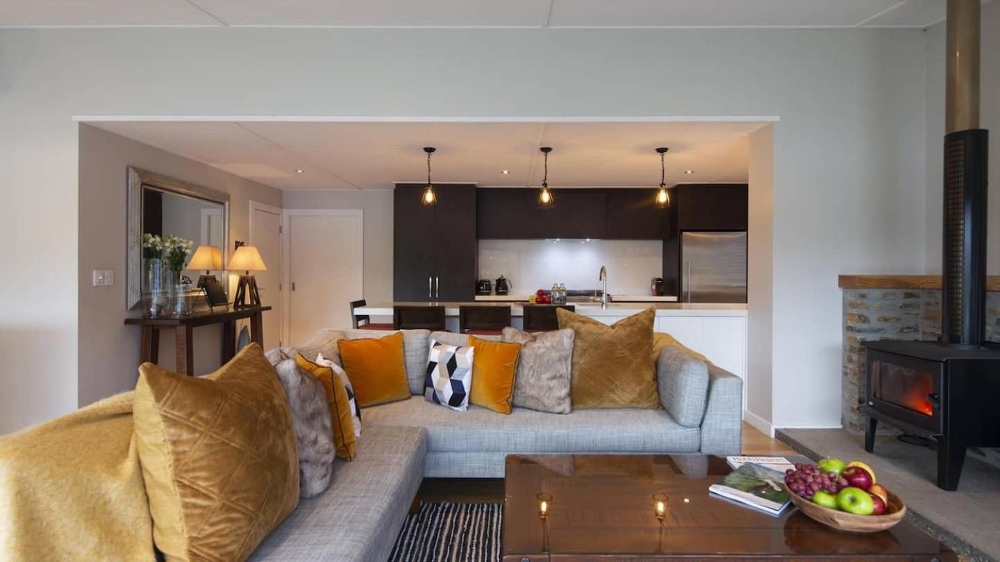Kohanga Luxury Lakeside Villa by Amazing Accom view 5