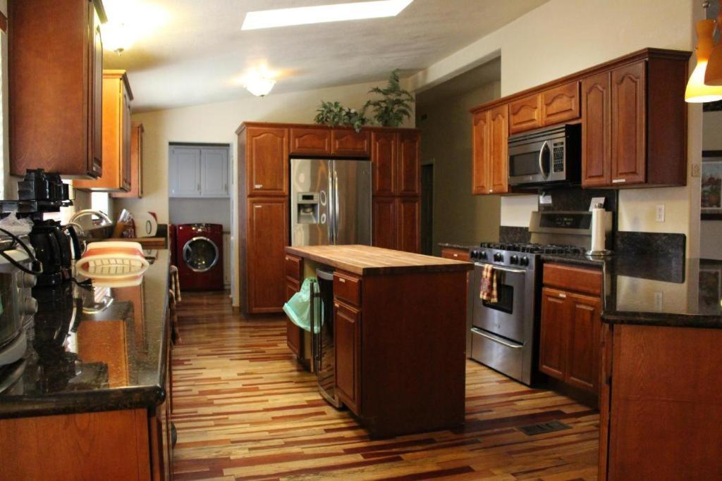 Lakeshore Lodge