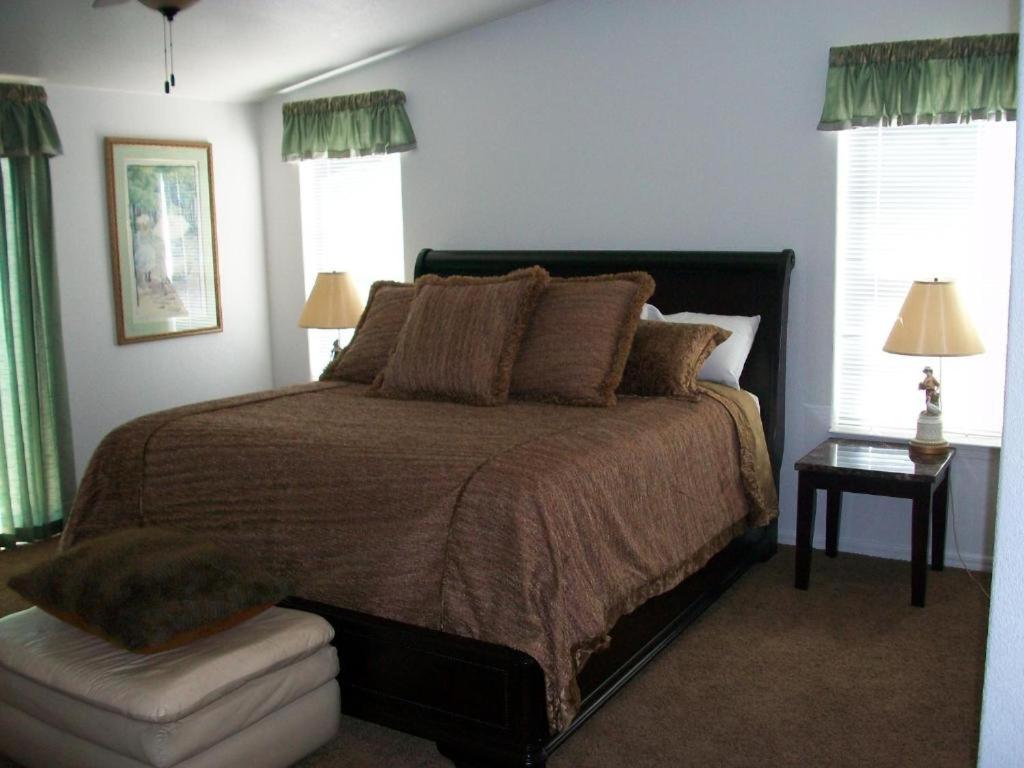 Lakeshore Lodge