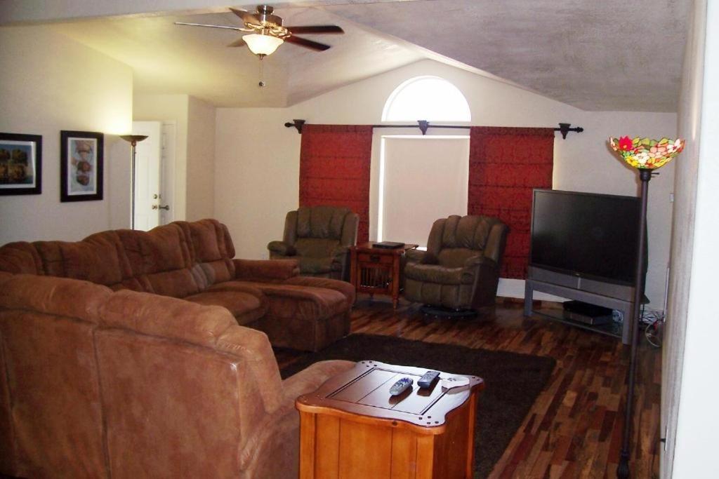 Lakeshore Lodge
