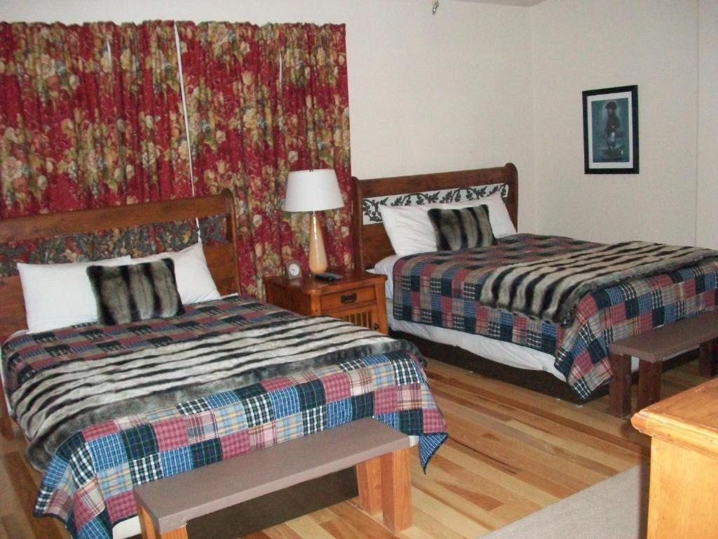 Lakeshore Lodge