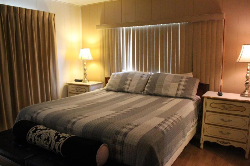 Lakeshore Lodge