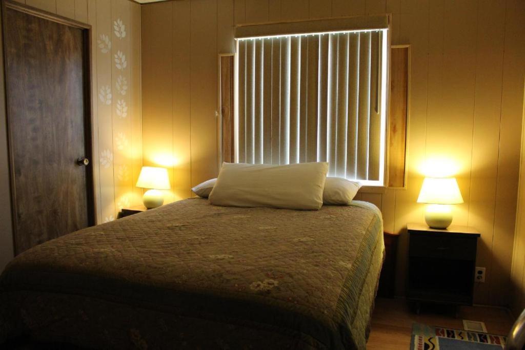 Lakeshore Lodge