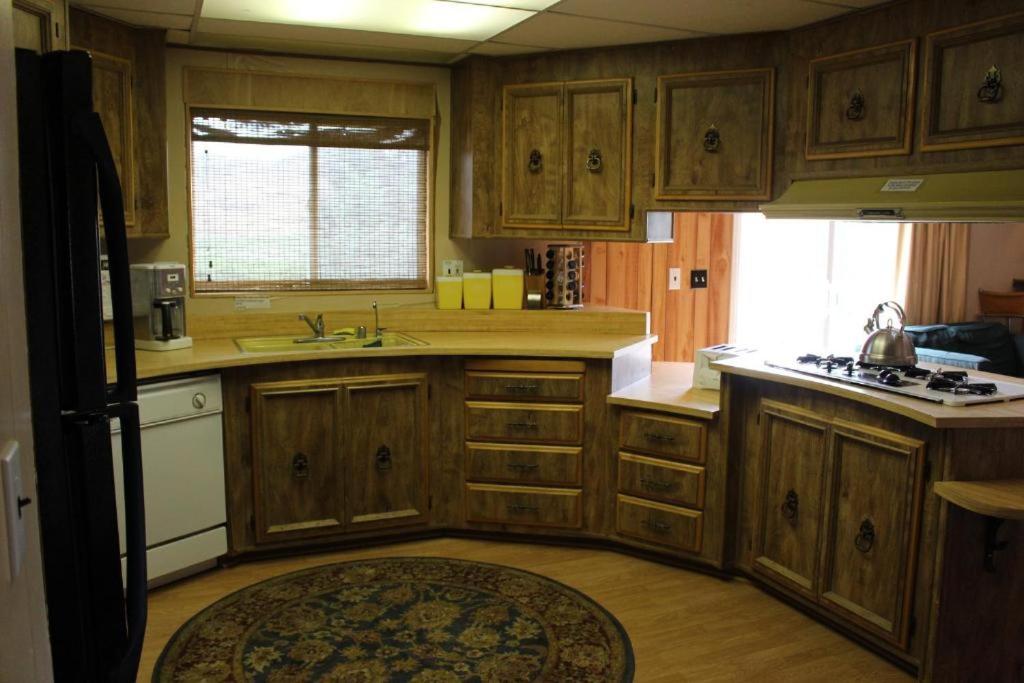 Lakeshore Lodge
