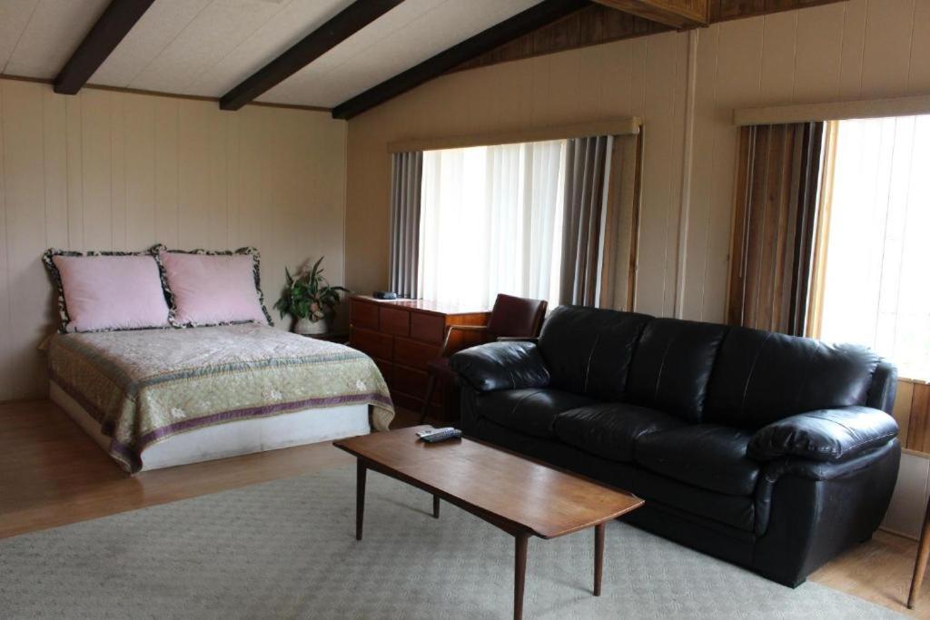 Lakeshore Lodge
