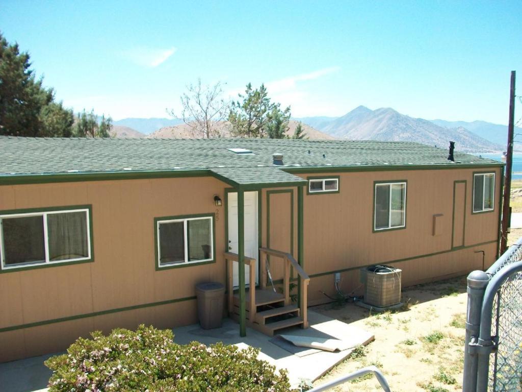 Lakeshore Lodge