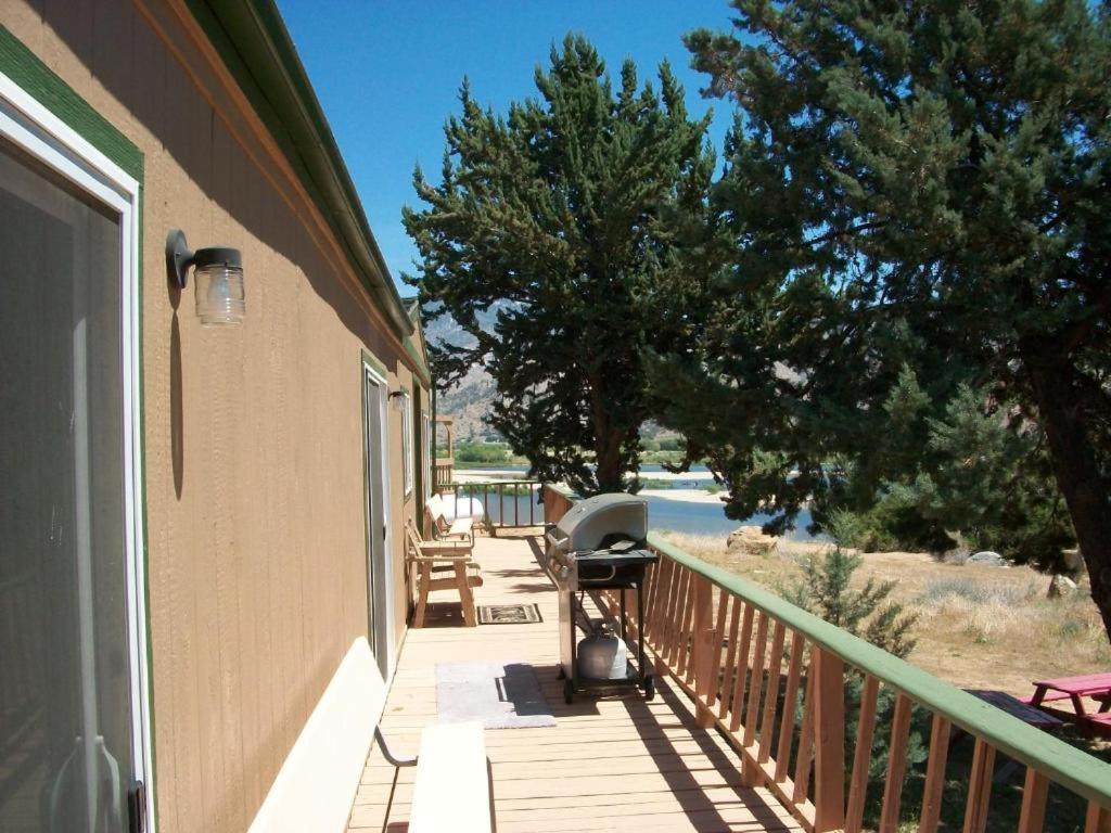 Lakeshore Lodge