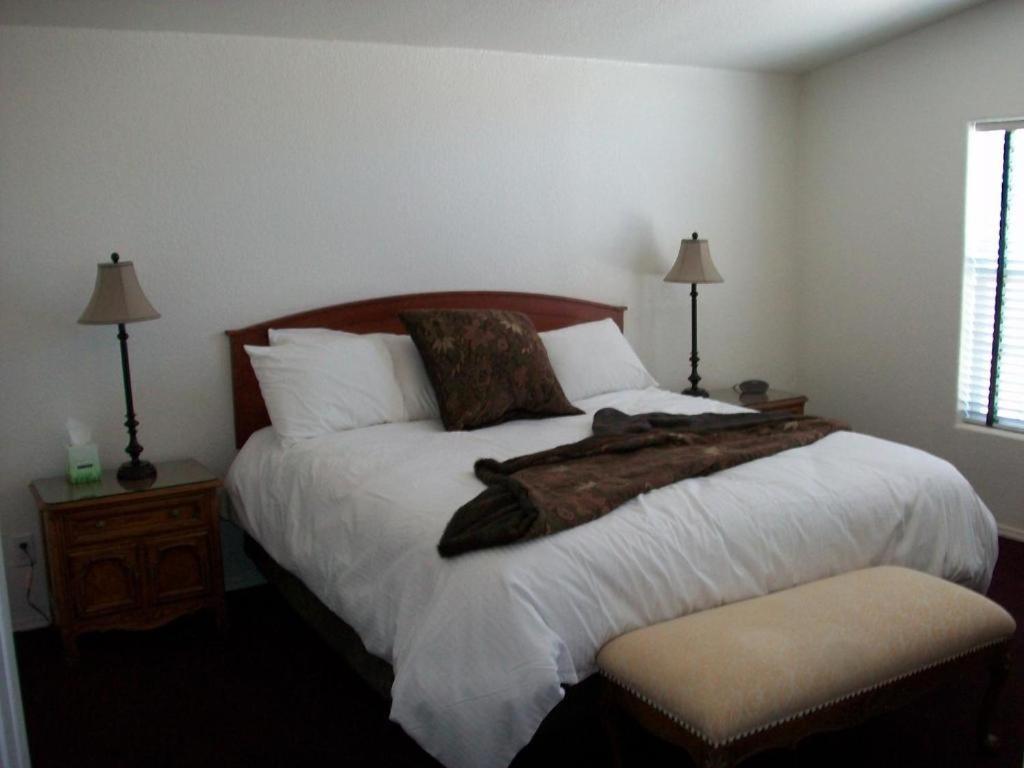 Lakeshore Lodge