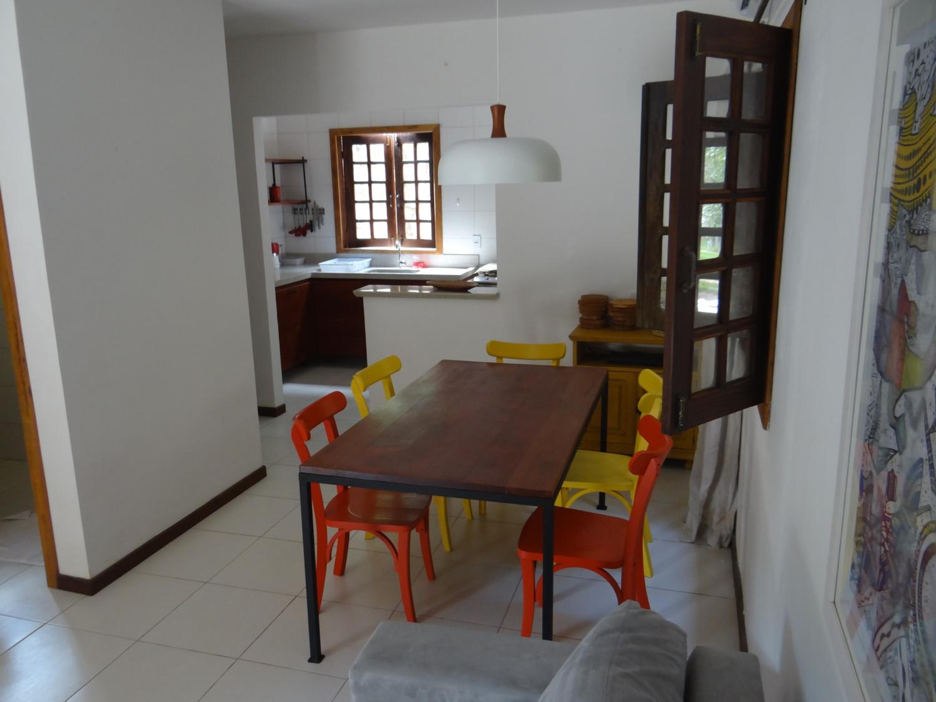 Casa confortável completa em condomínio