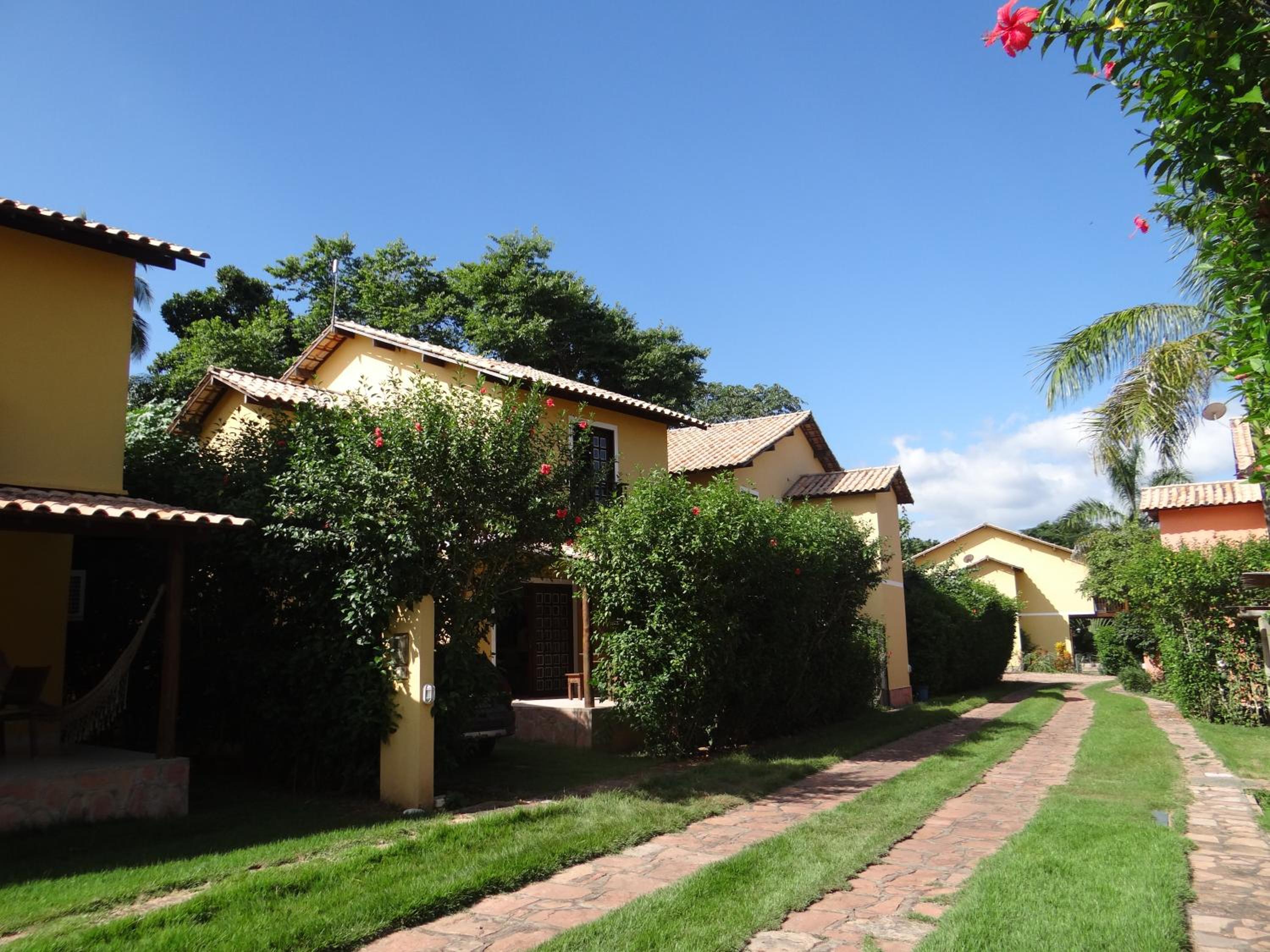 Casa confortável completa em condomínio