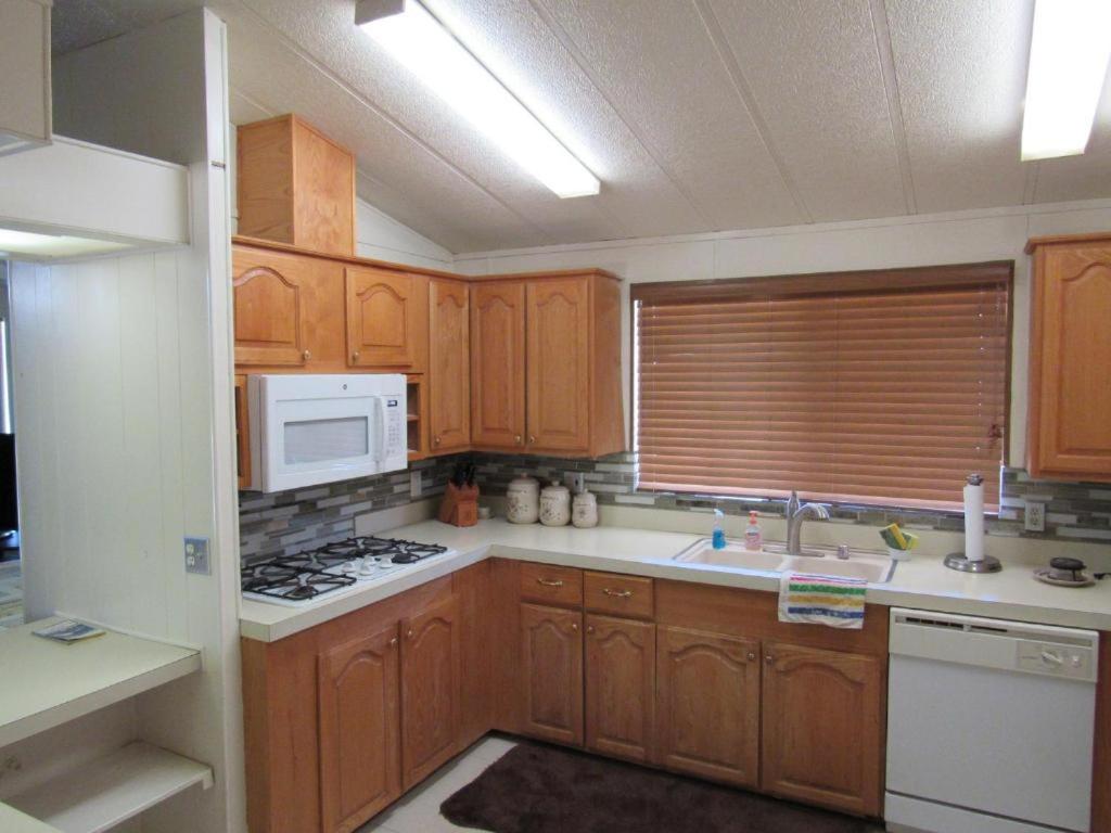 Lakeshore Lodge