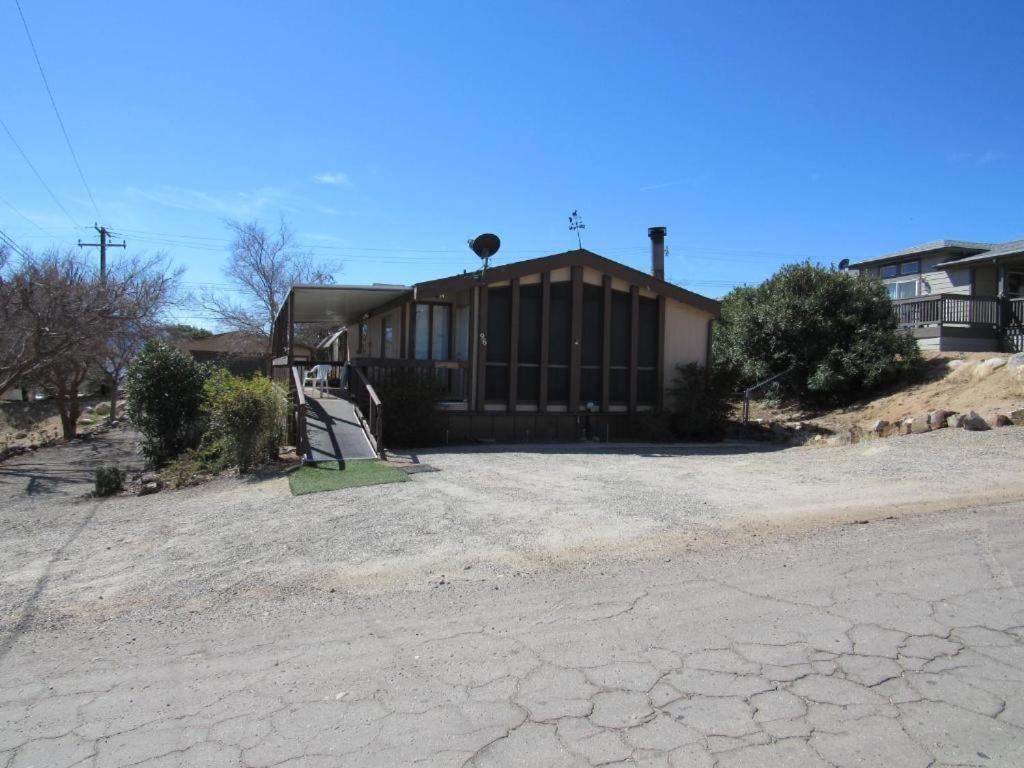 Lakeshore Lodge