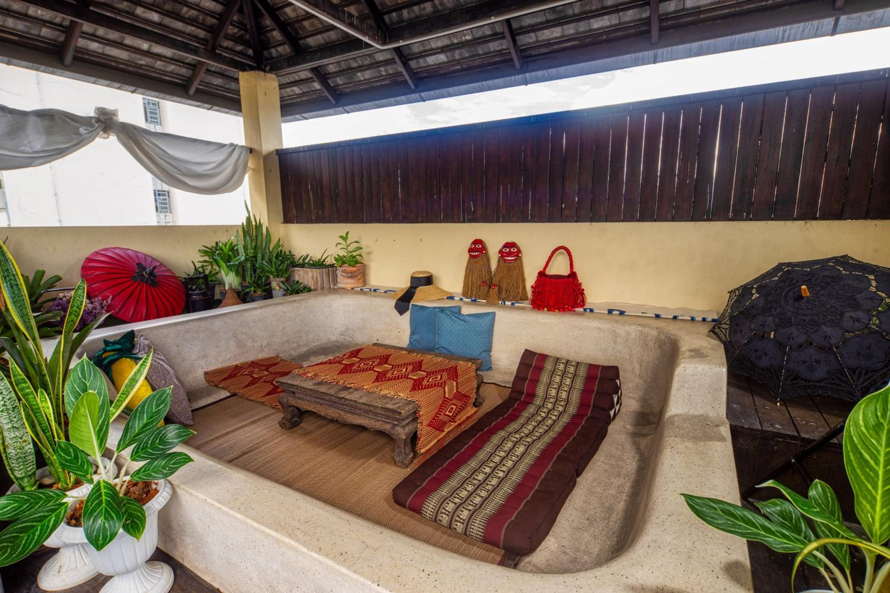 Ban Kong Rao Guesthouse - Quiet Santitham Oasis - Charming Garden & Mountain Views