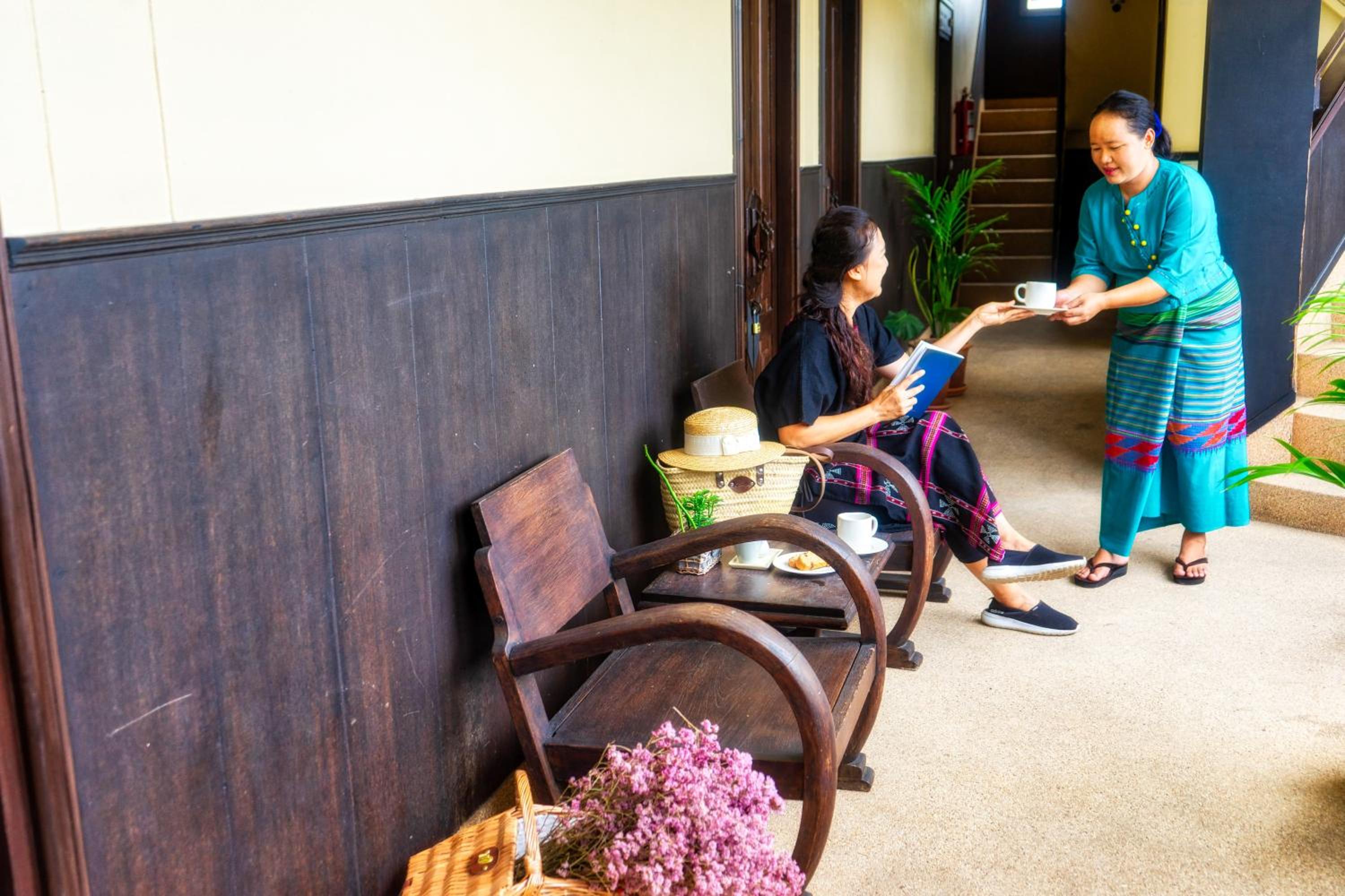 Ban Kong Rao Guesthouse - Quiet Santitham Oasis - Charming Garden & Mountain Views