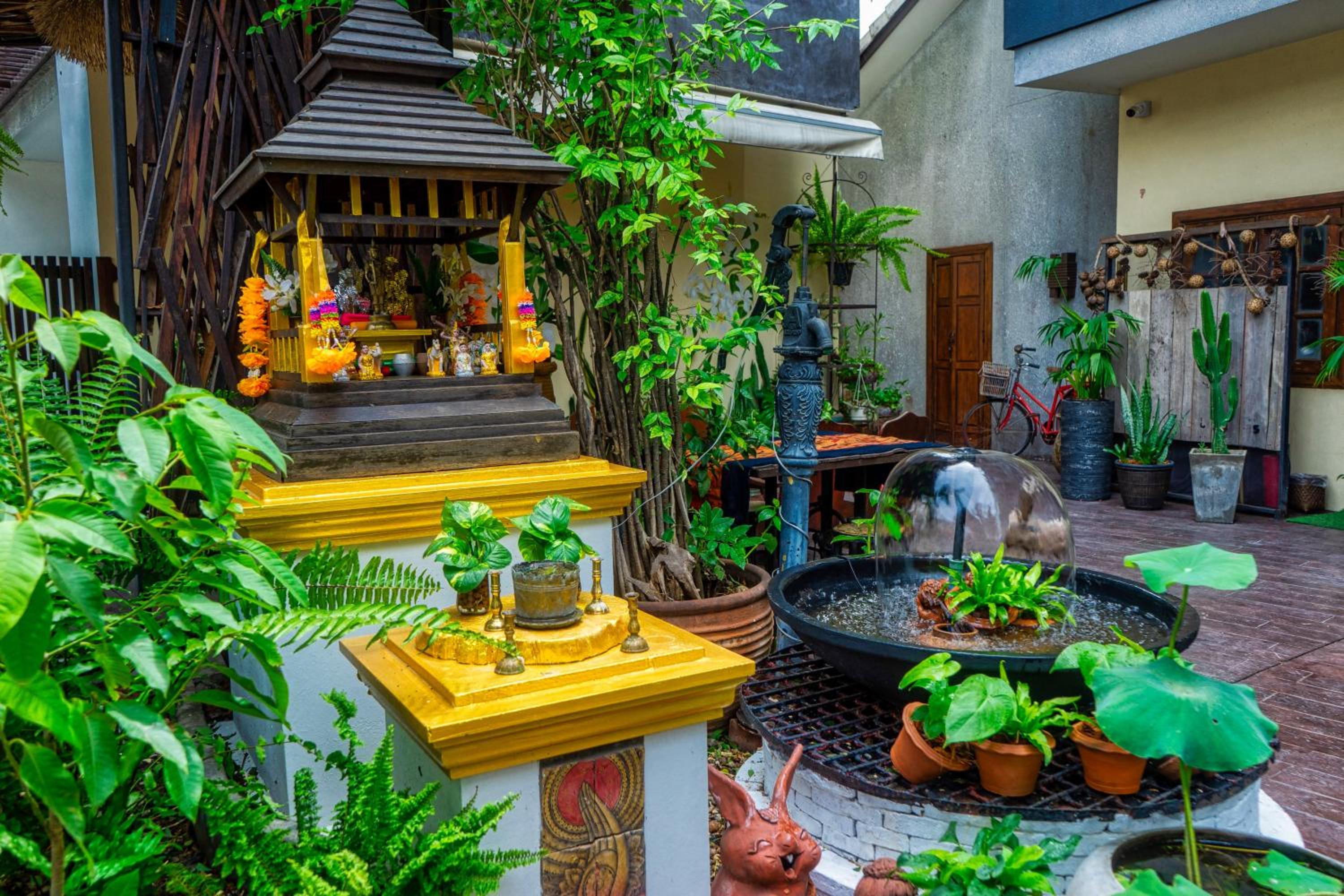 Ban Kong Rao Guesthouse - Quiet Santitham Oasis - Charming Garden & Mountain Views