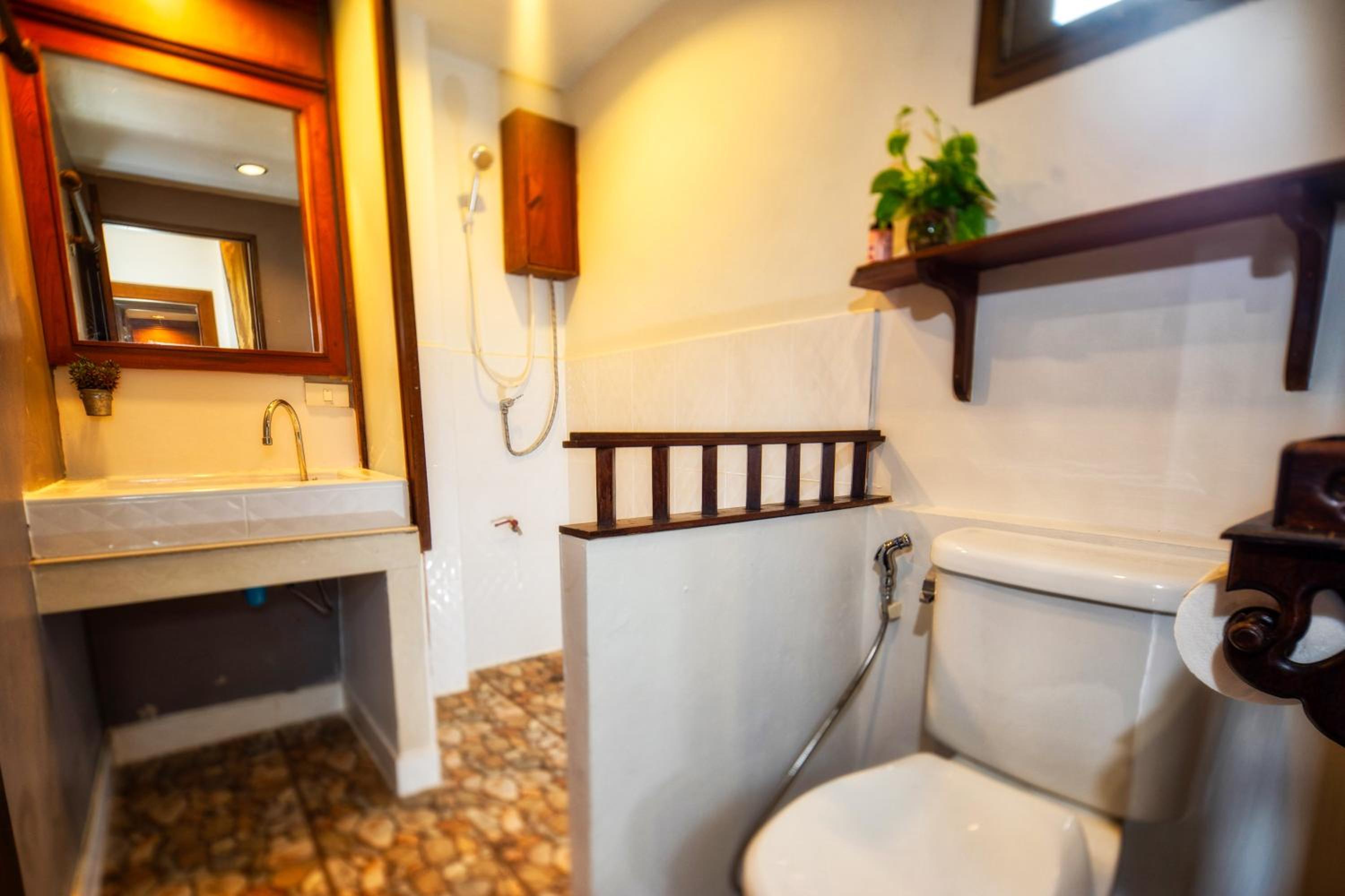Ban Kong Rao Guesthouse - Quiet Santitham Oasis - Charming Garden & Mountain Views