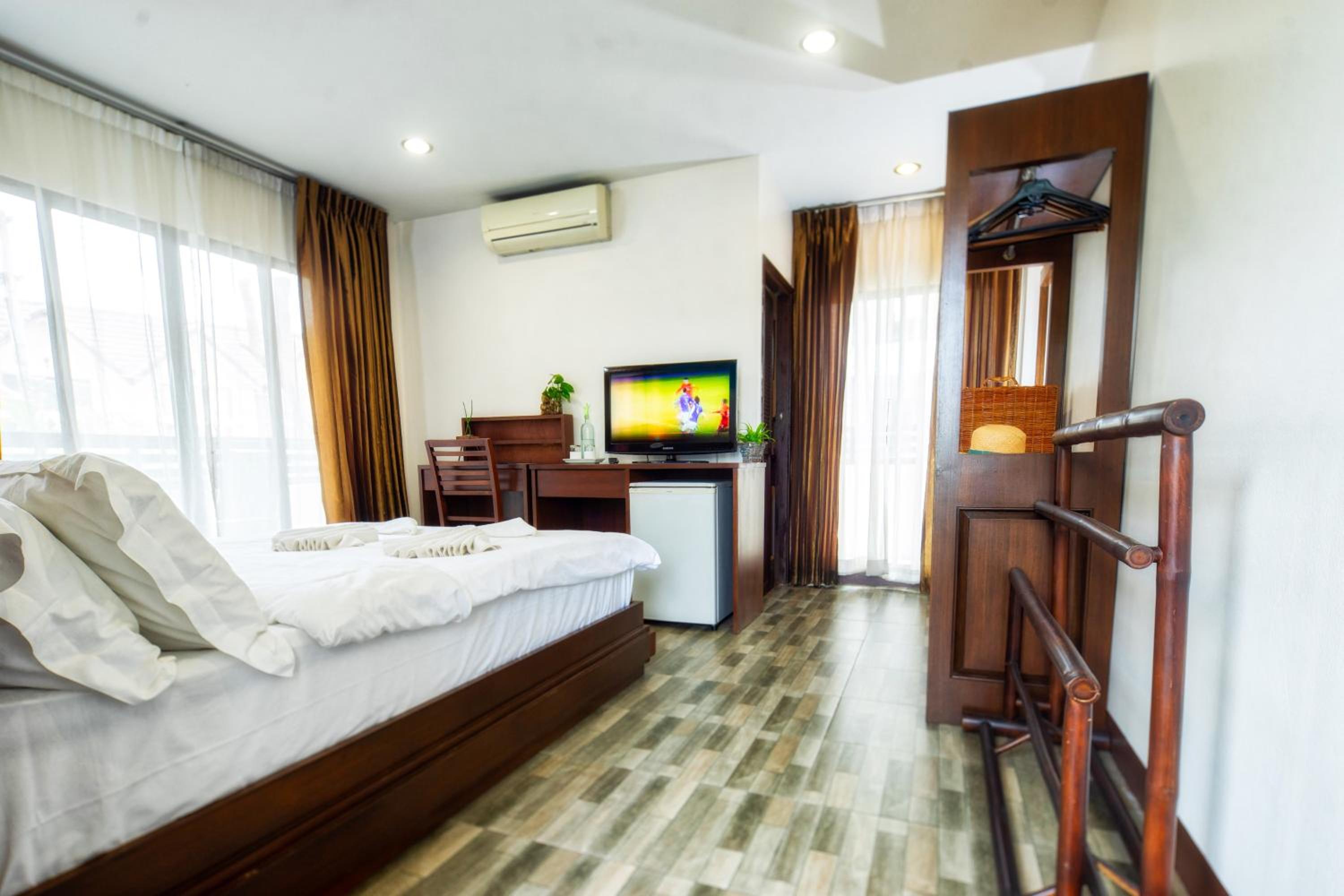 Ban Kong Rao Guesthouse - Quiet Santitham Oasis - Charming Garden & Mountain Views