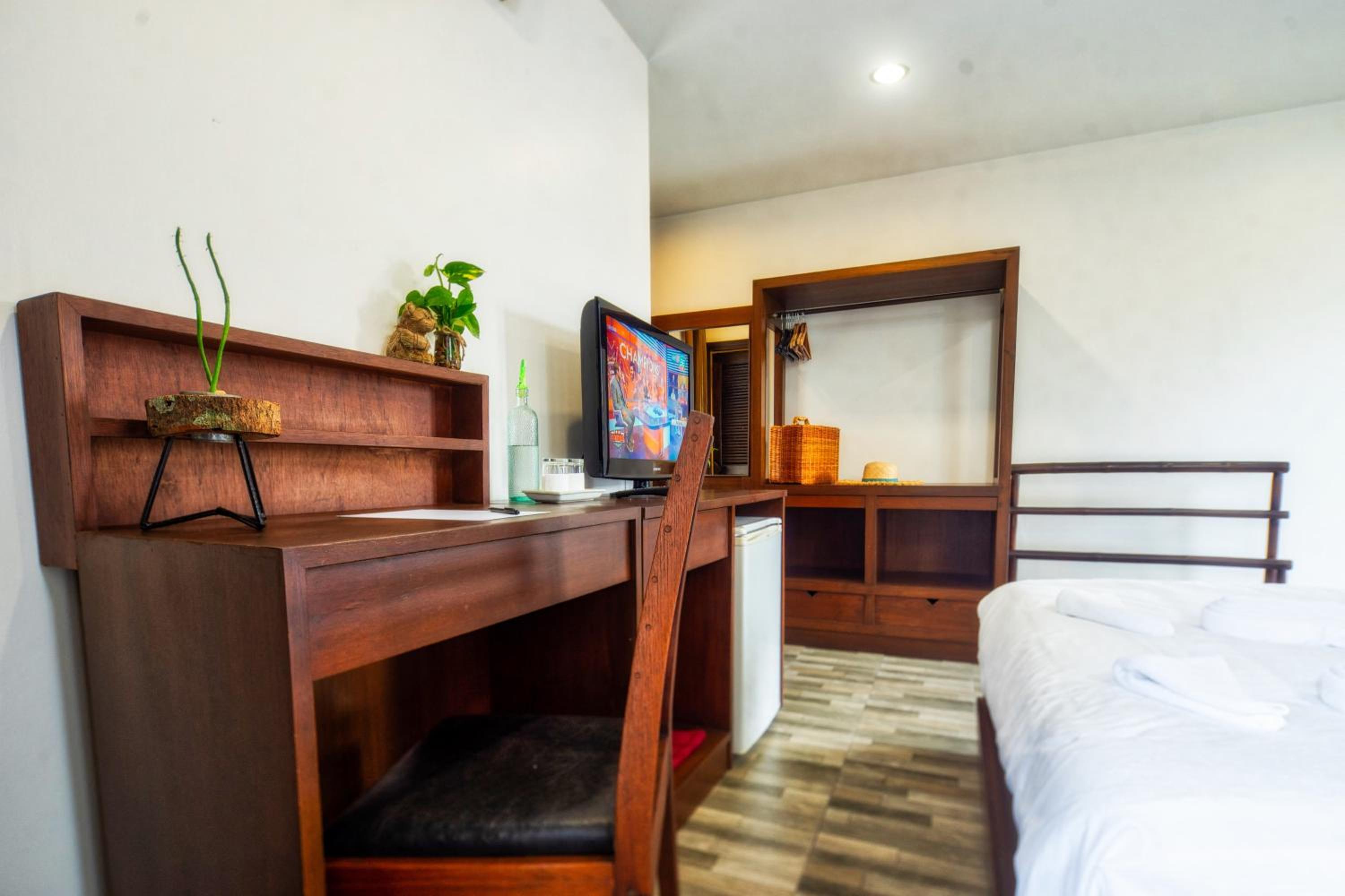 Ban Kong Rao Guesthouse - Quiet Santitham Oasis - Charming Garden & Mountain Views
