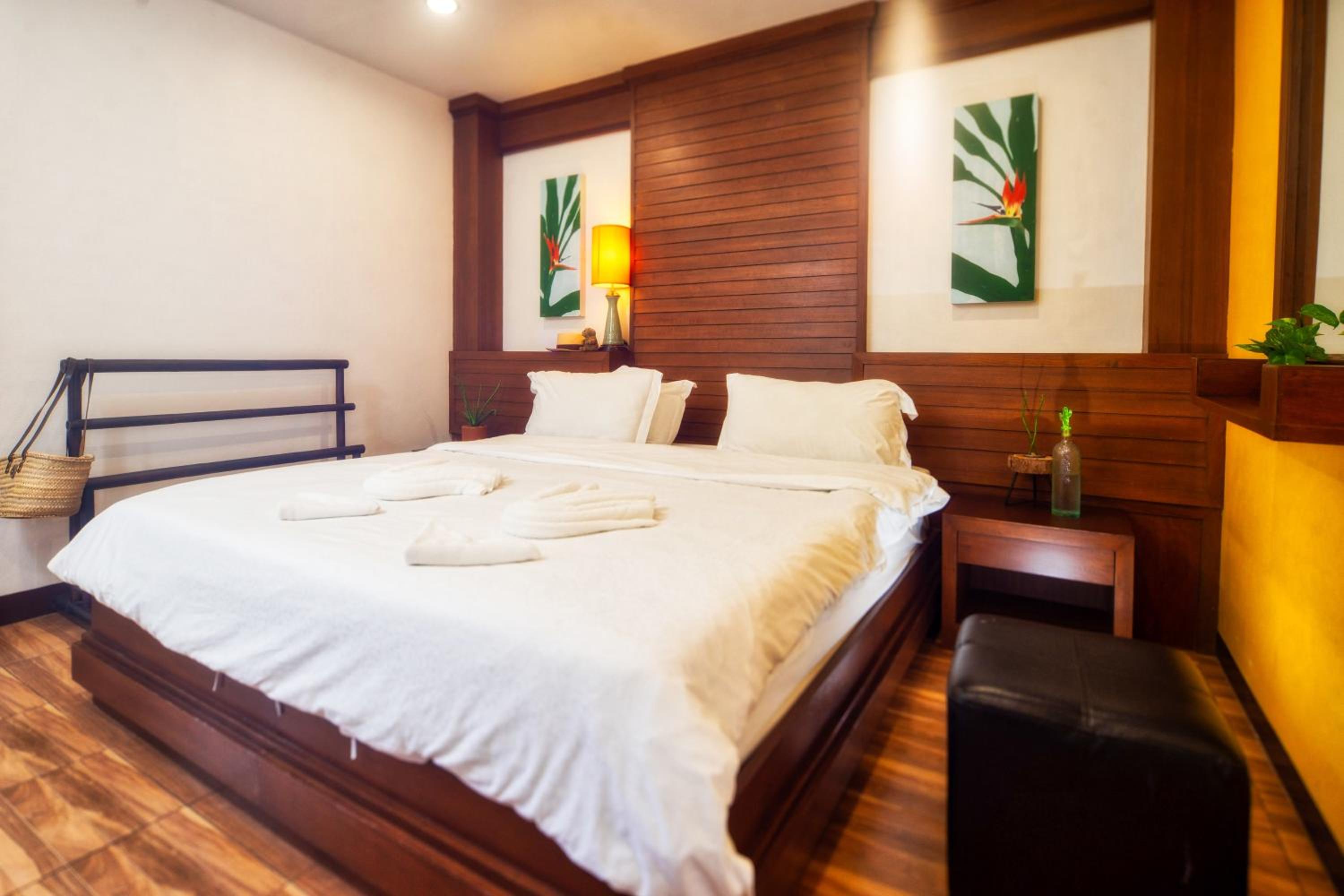 Ban Kong Rao Guesthouse - Quiet Santitham Oasis - Charming Garden & Mountain Views