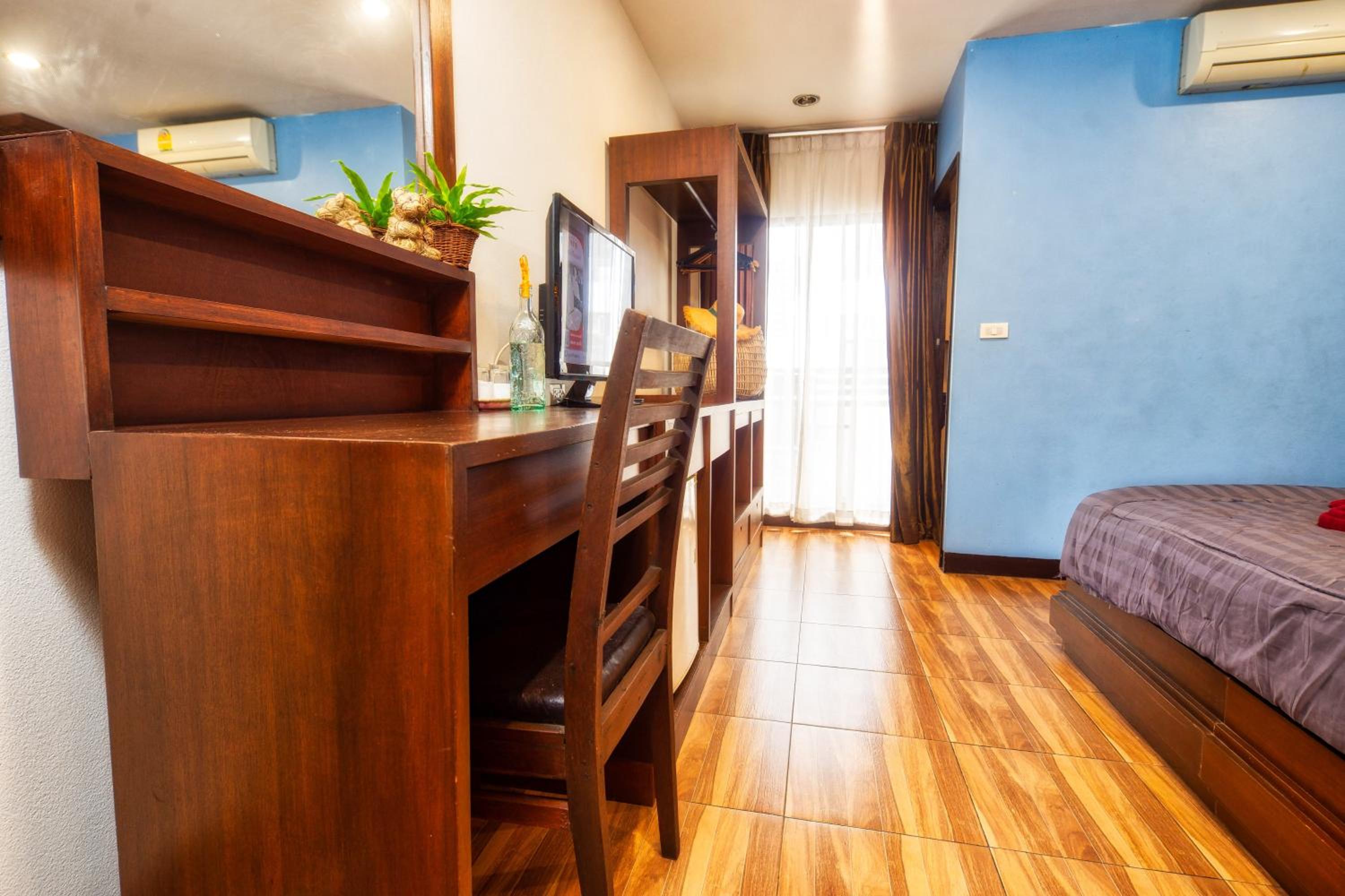 Ban Kong Rao Guesthouse - Quiet Santitham Oasis - Charming Garden & Mountain Views