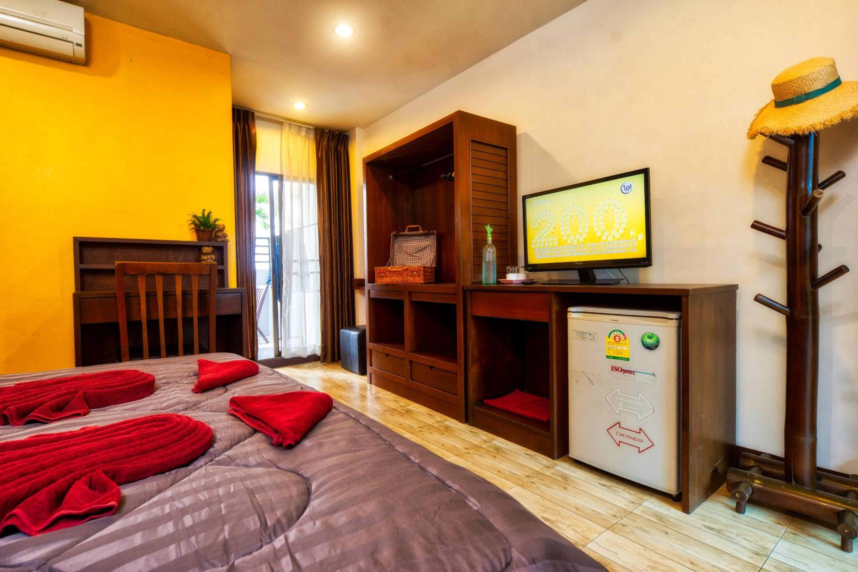 Ban Kong Rao Guesthouse - Quiet Santitham Oasis - Charming Garden & Mountain Views