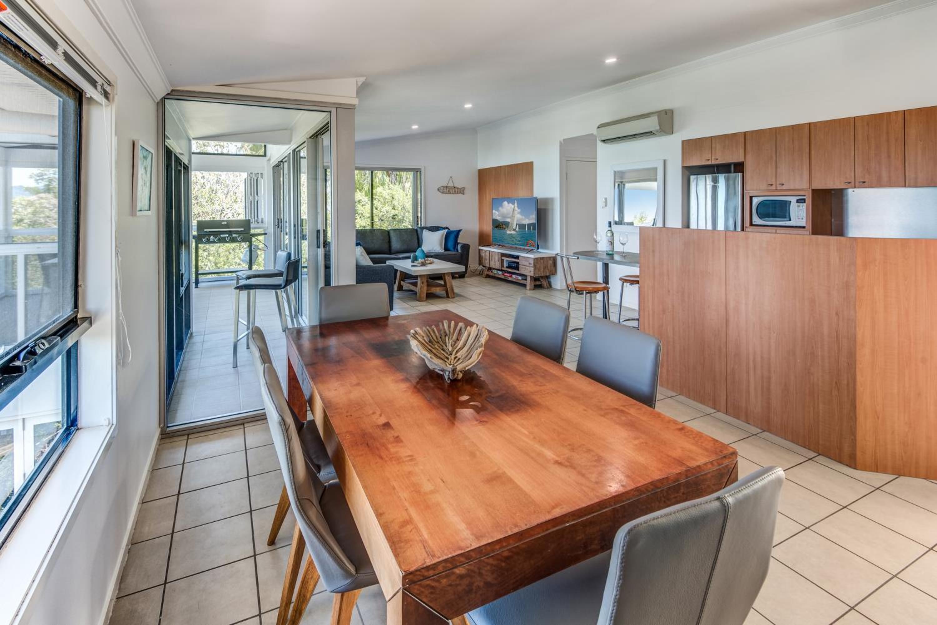 Oasis Apartments on Hamilton Island by HIHA