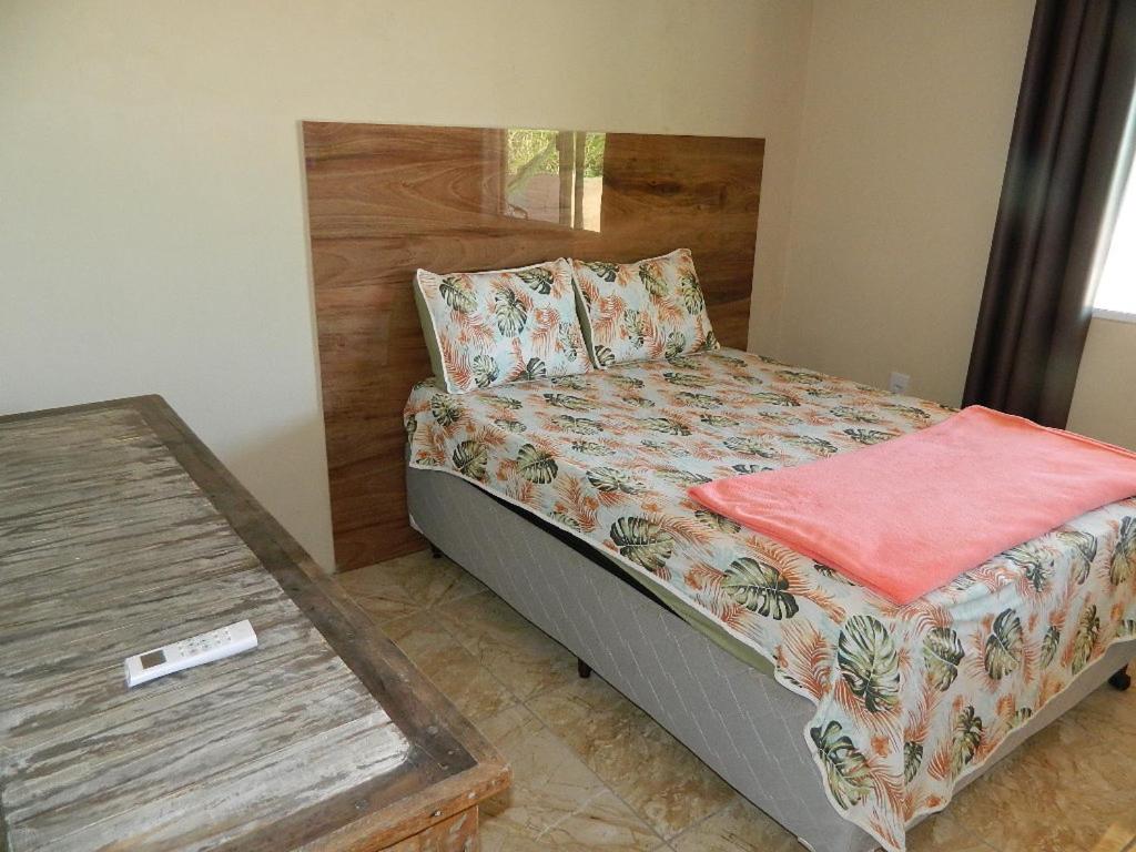 Casa na beira da lagoa com piscina e rampa para embarcações