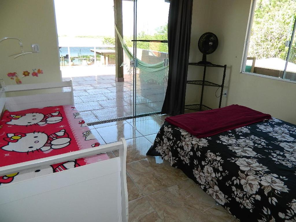 Casa na beira da lagoa com piscina e rampa para embarcações
