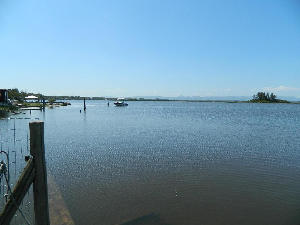 Casa na beira da lagoa com piscina e rampa para embarcações