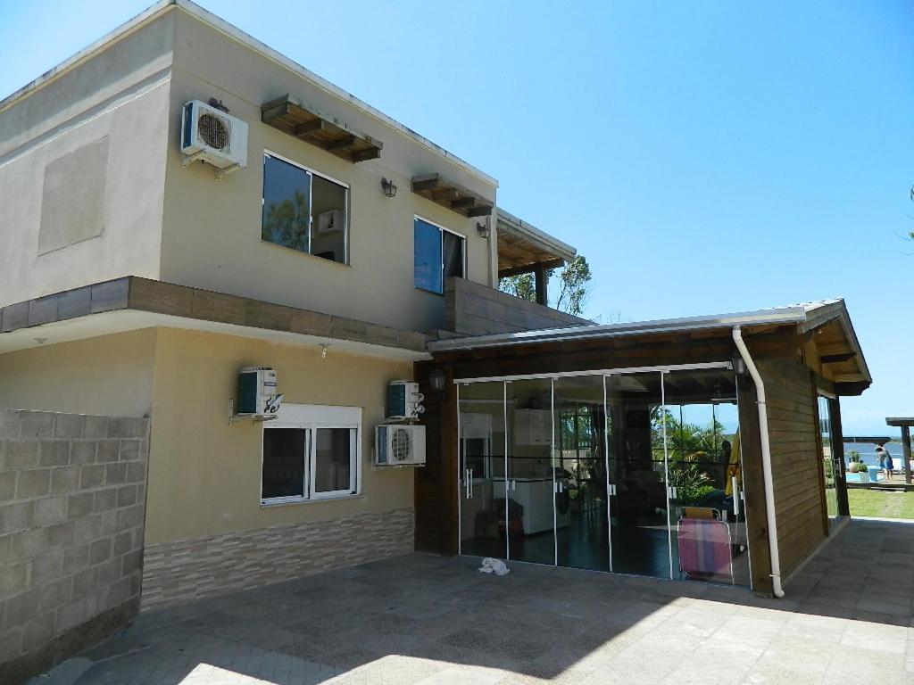 Casa na beira da lagoa com piscina e rampa para embarcações