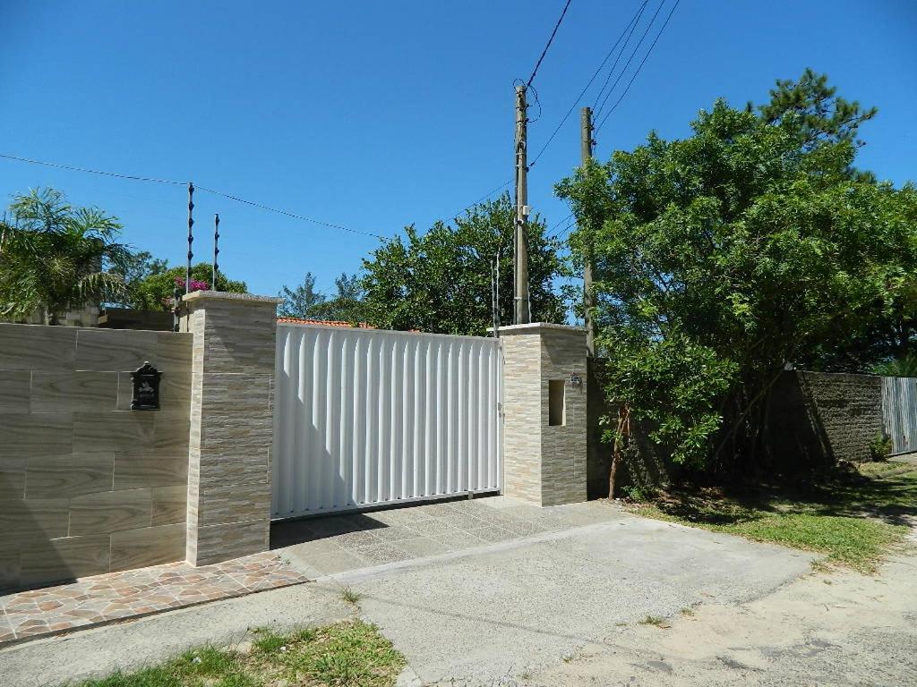 Casa na beira da lagoa com piscina e rampa para embarcações