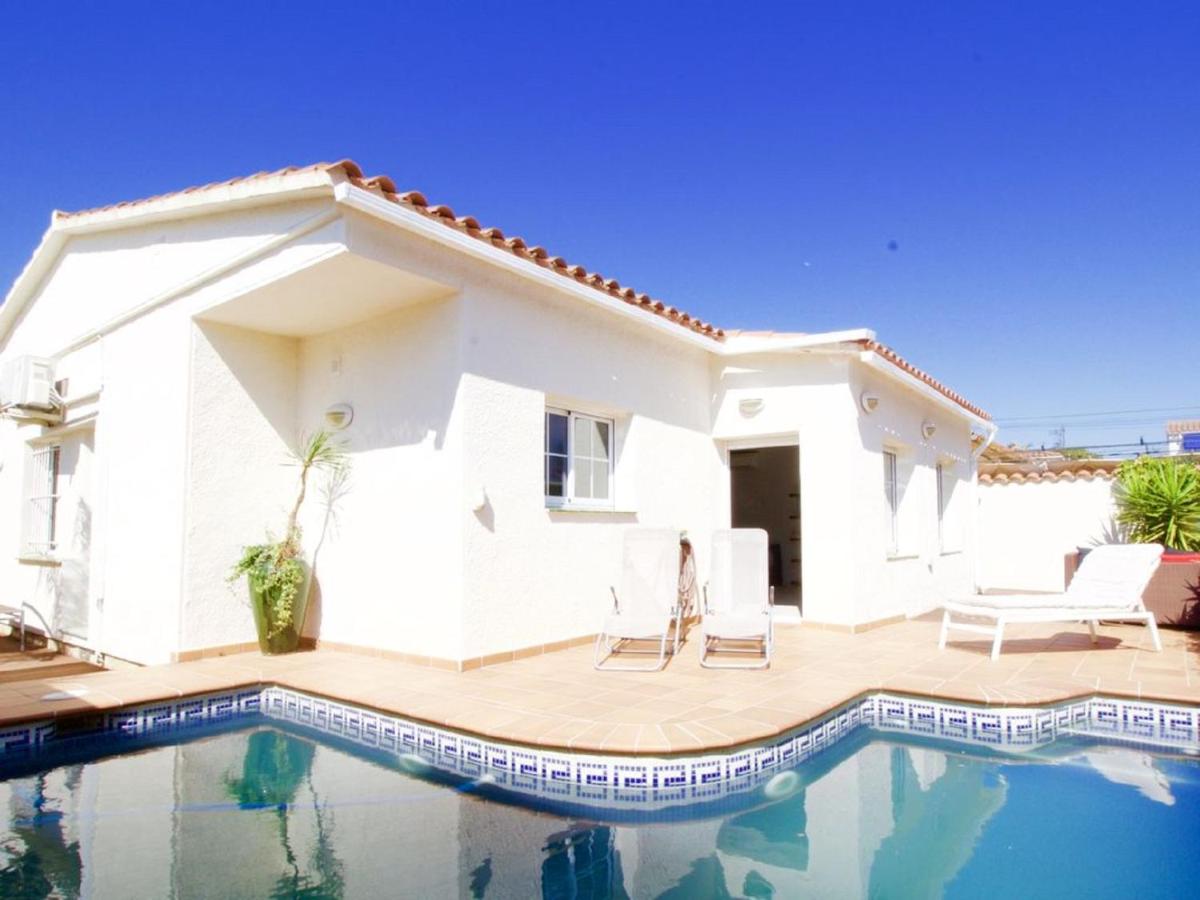 3 bedrooms villa with private pool and enclosed garden at Empuriabrava photo 1