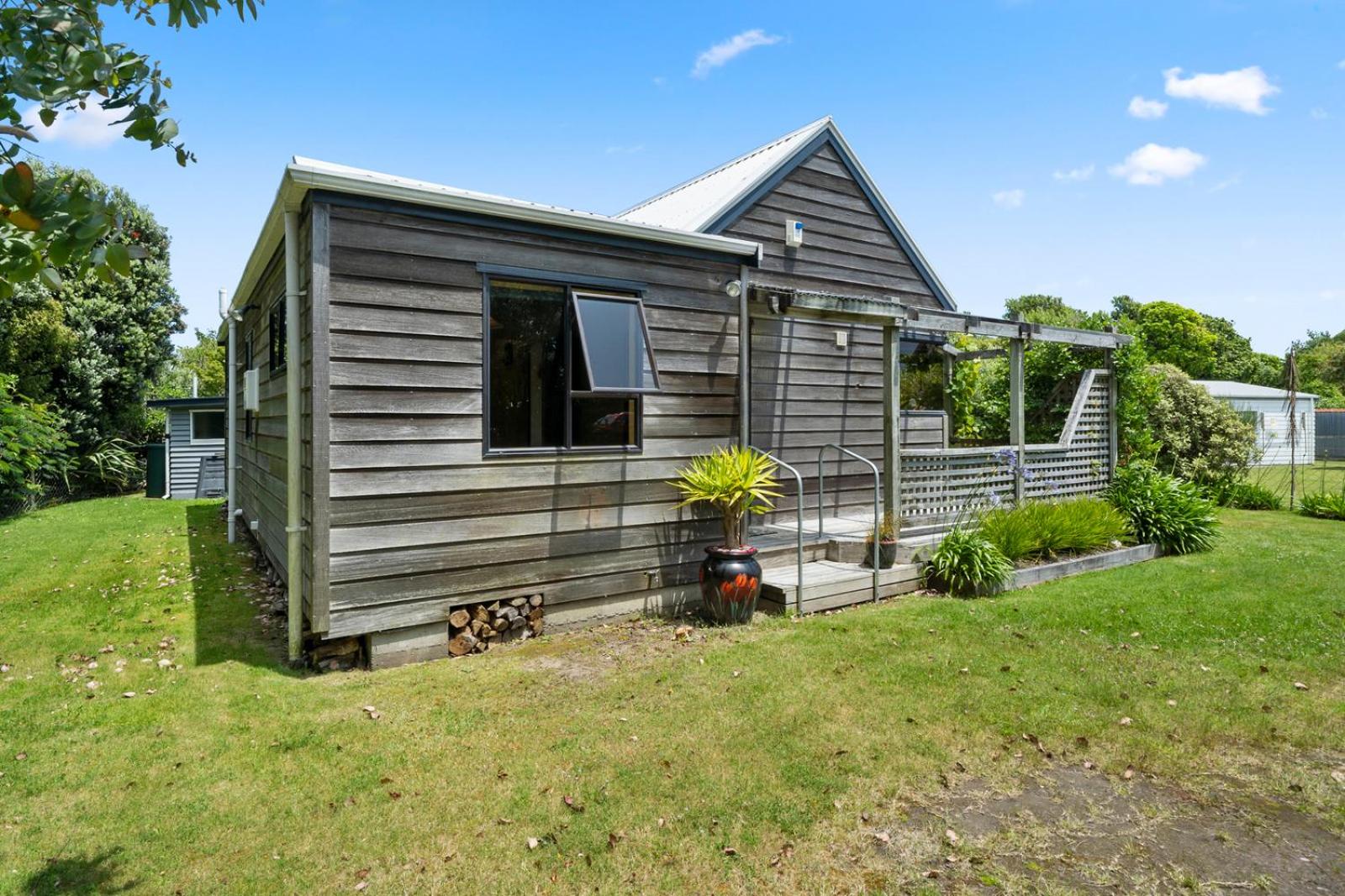 Waimea Cottage - Waikanae Holiday Home view 3