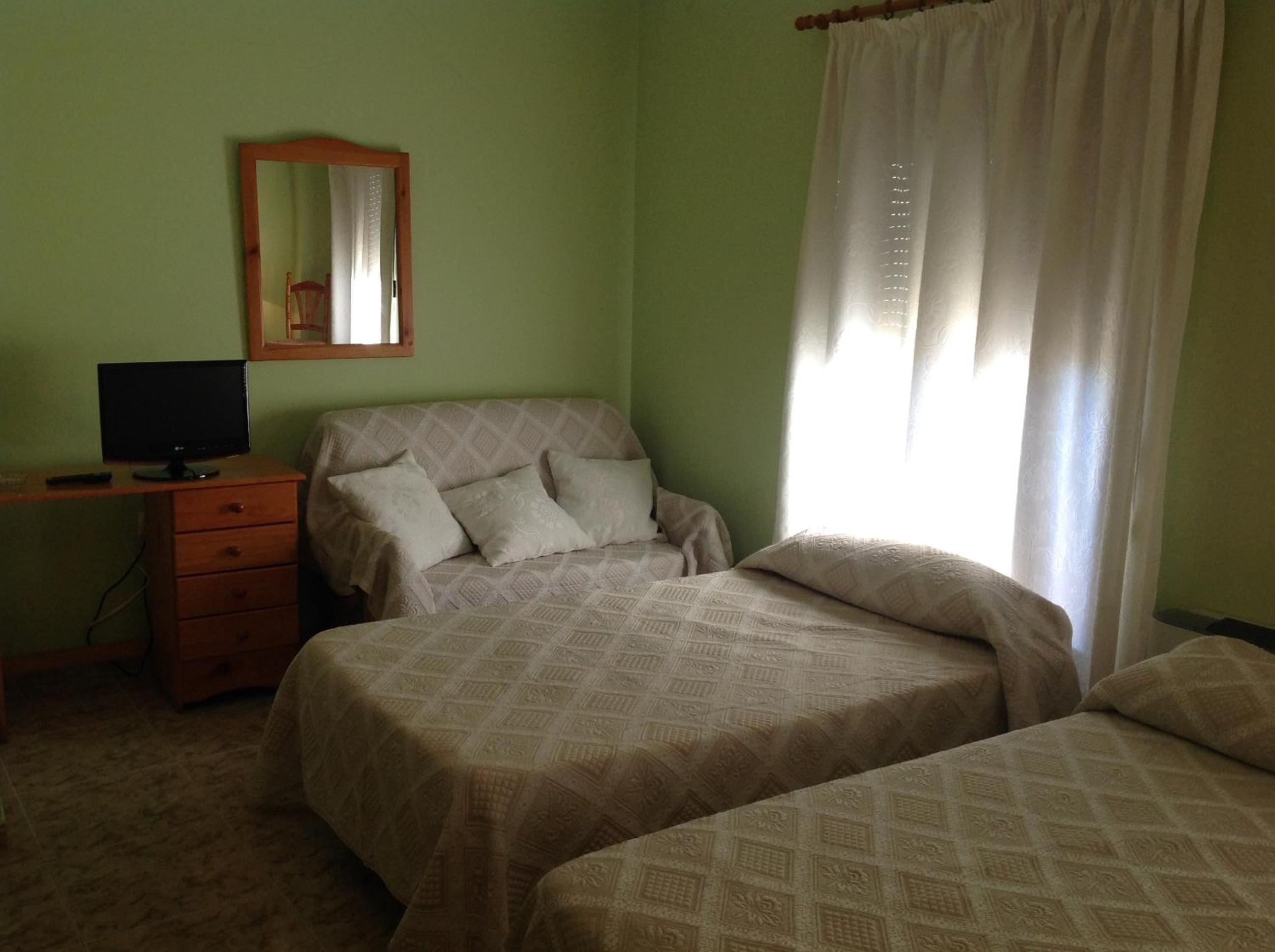 Hostal Julio en Trujillo — hotel room