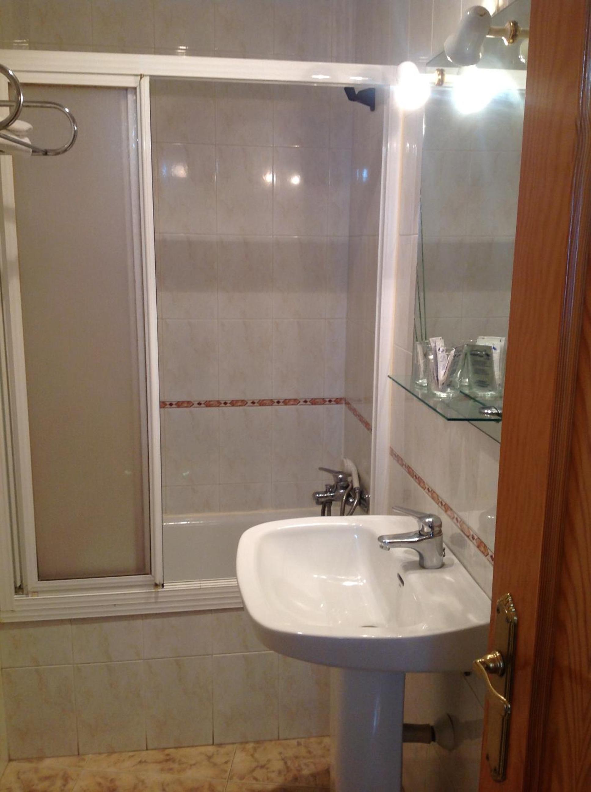 Hostal Julio en Trujillo — bathroom
