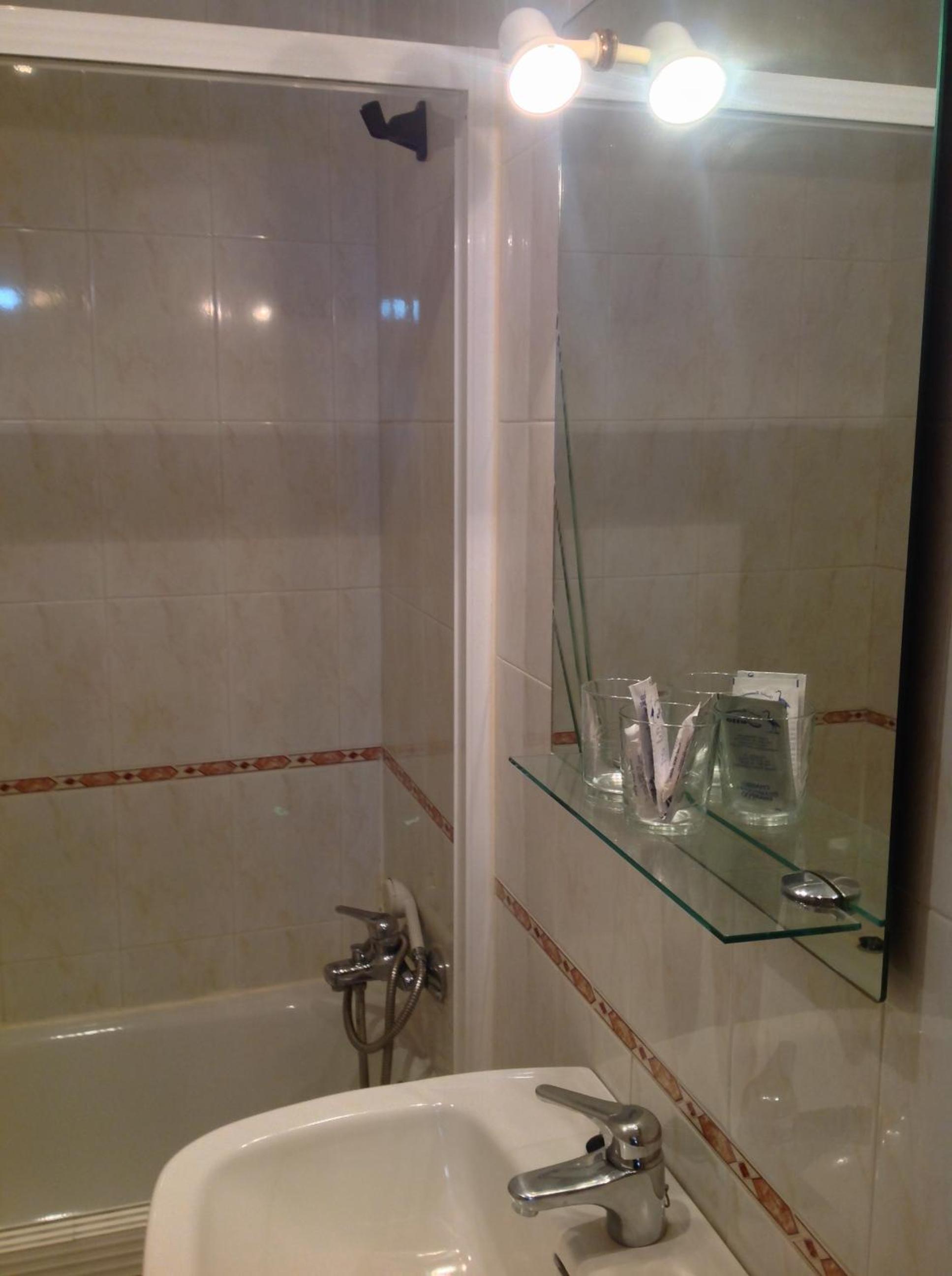 Hostal Julio en Trujillo — bathroom