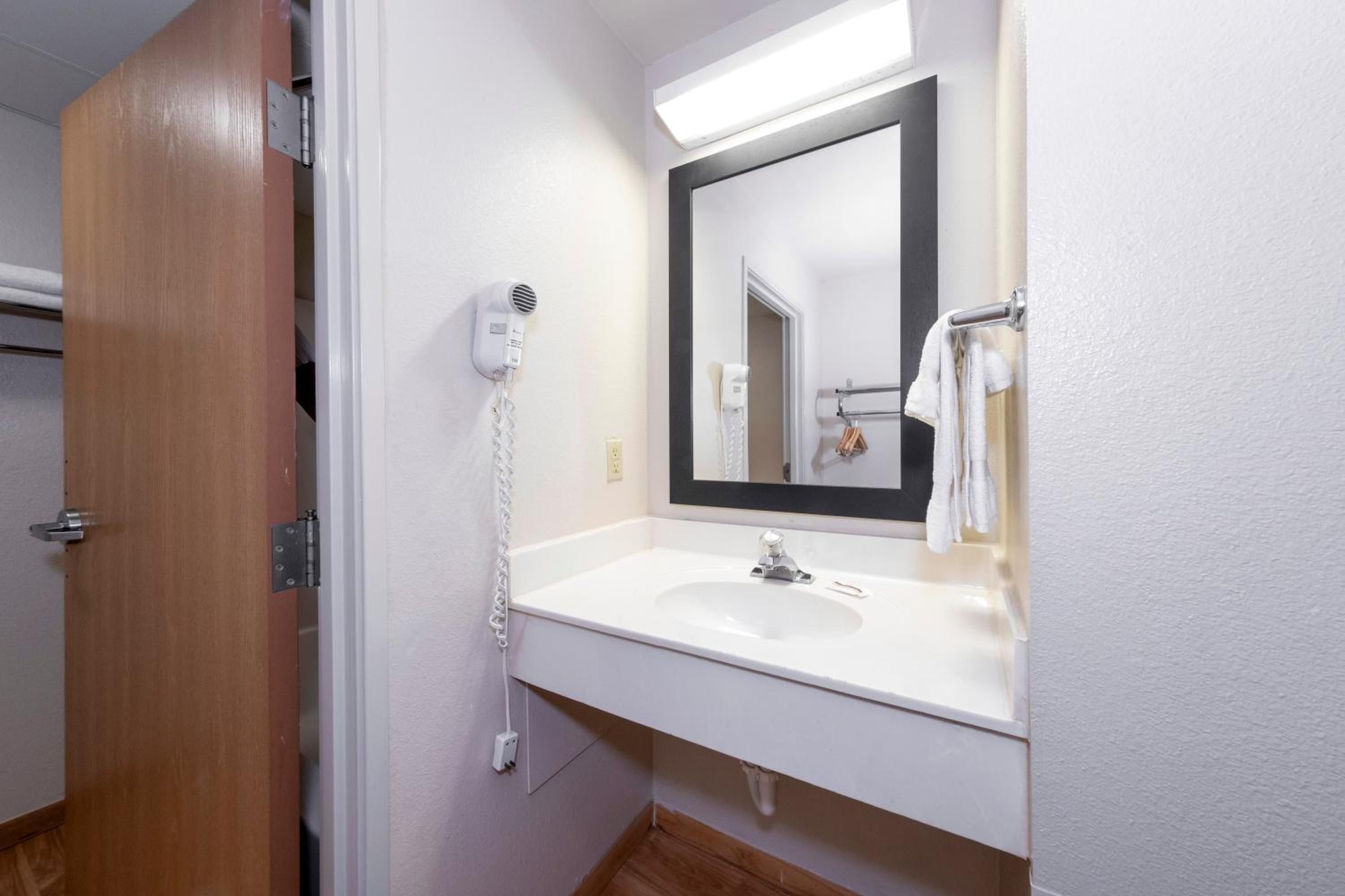 St Robert Vacations - Red Roof Inn St Robert Ft Leonard Wood - Property Image 4
