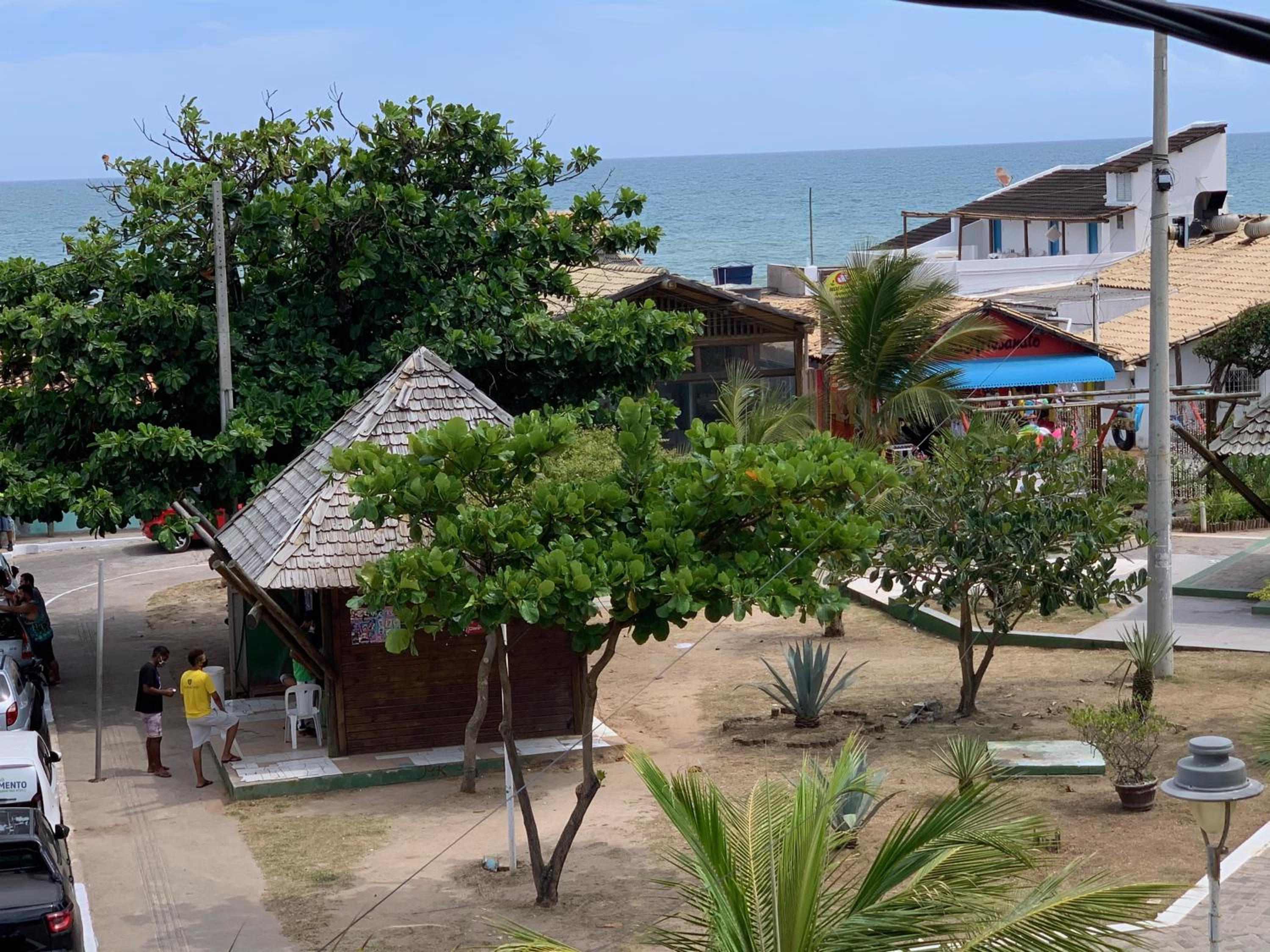 CASA NA PRAÇA DE AREMBEPE