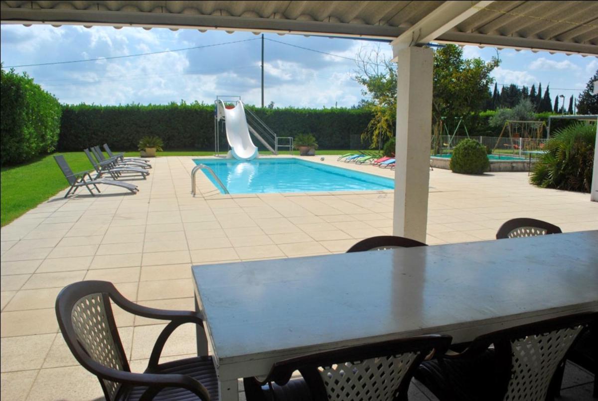 Villa de 6 chambres avec piscine privee sauna et jardin clos a Meynes view 2