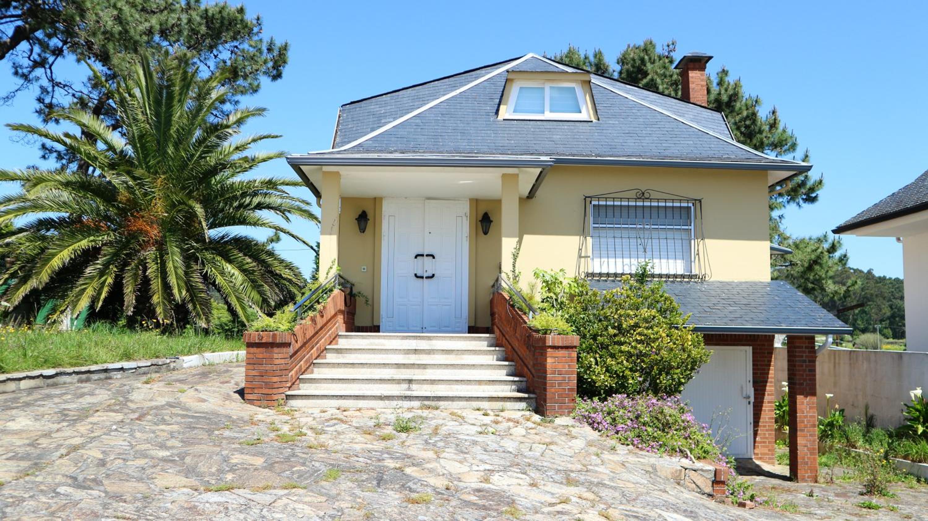 Spacious house with terrace near Boiro sea view