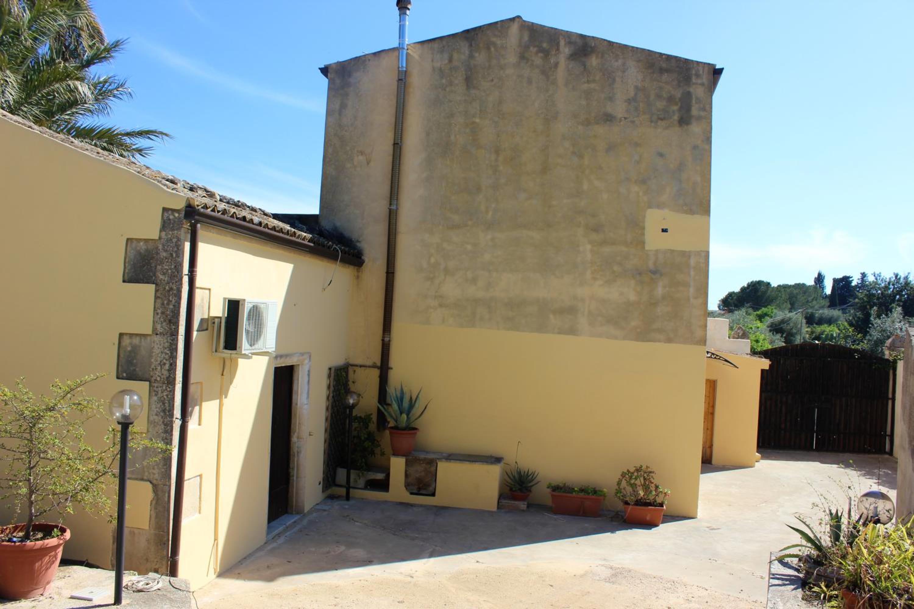 Elegant house in Noto with terrace and barbecue photo 2