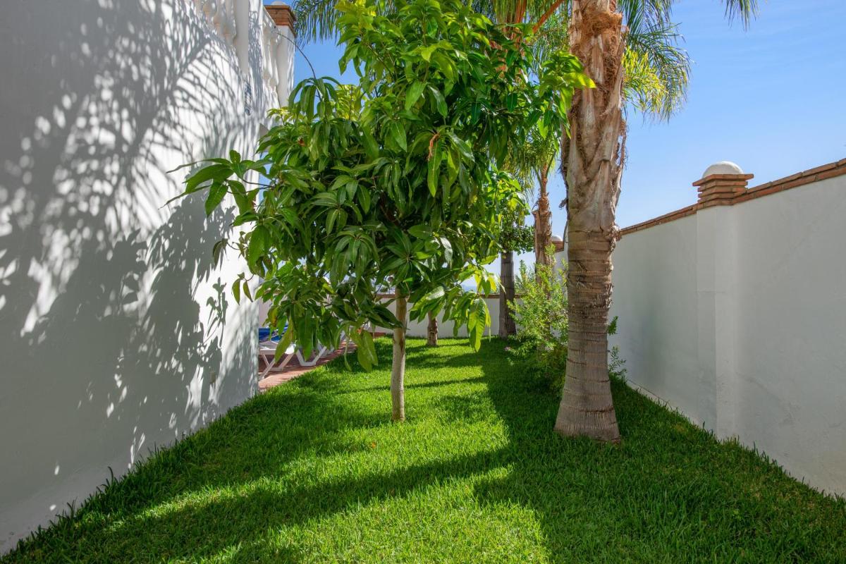 4 bedrooms house at Almunecar 400 m away from the beach with sea view private pool and furnished terrace