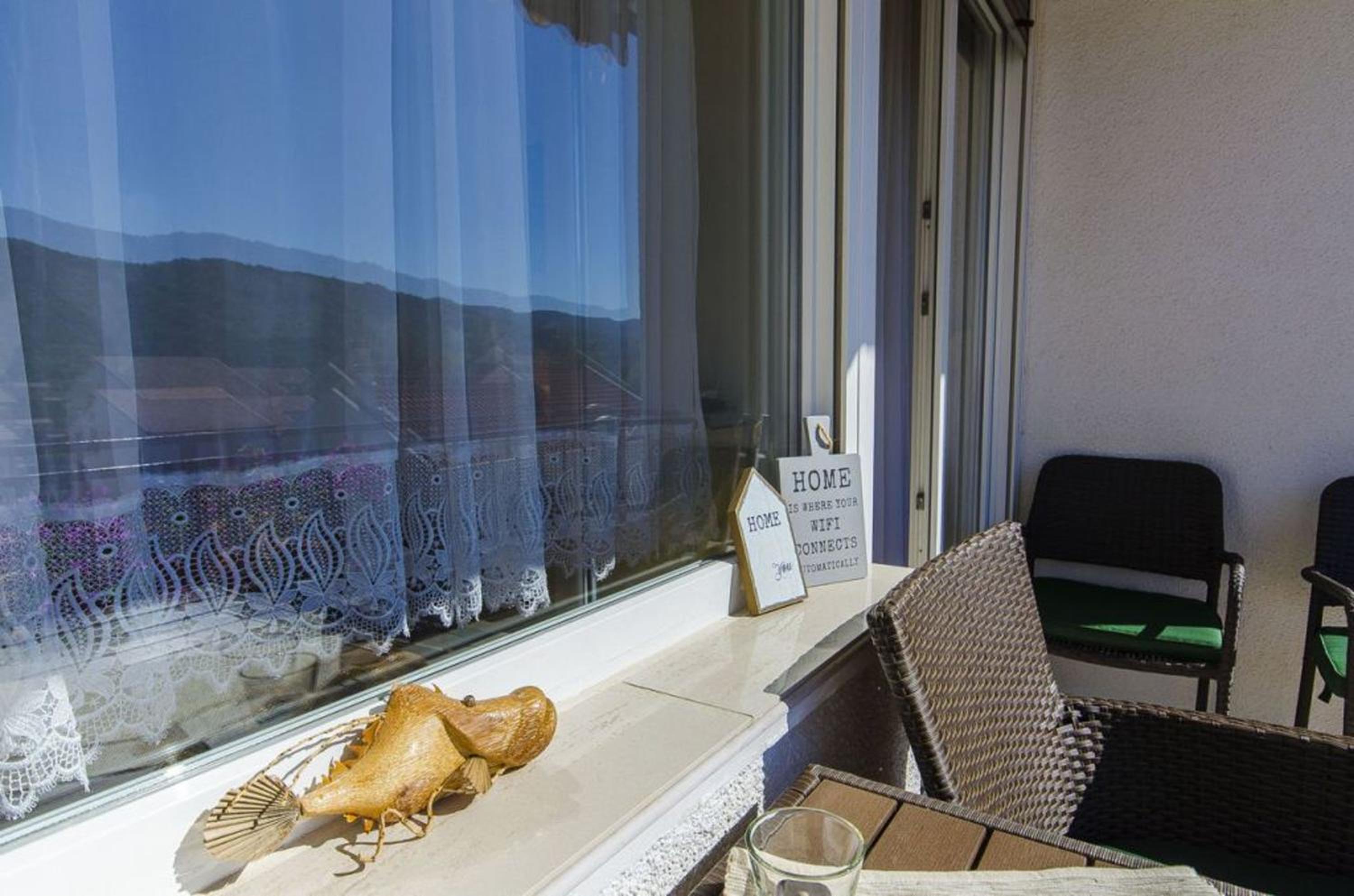Spacious apartment in Stari Grad, 80 m², serene garden