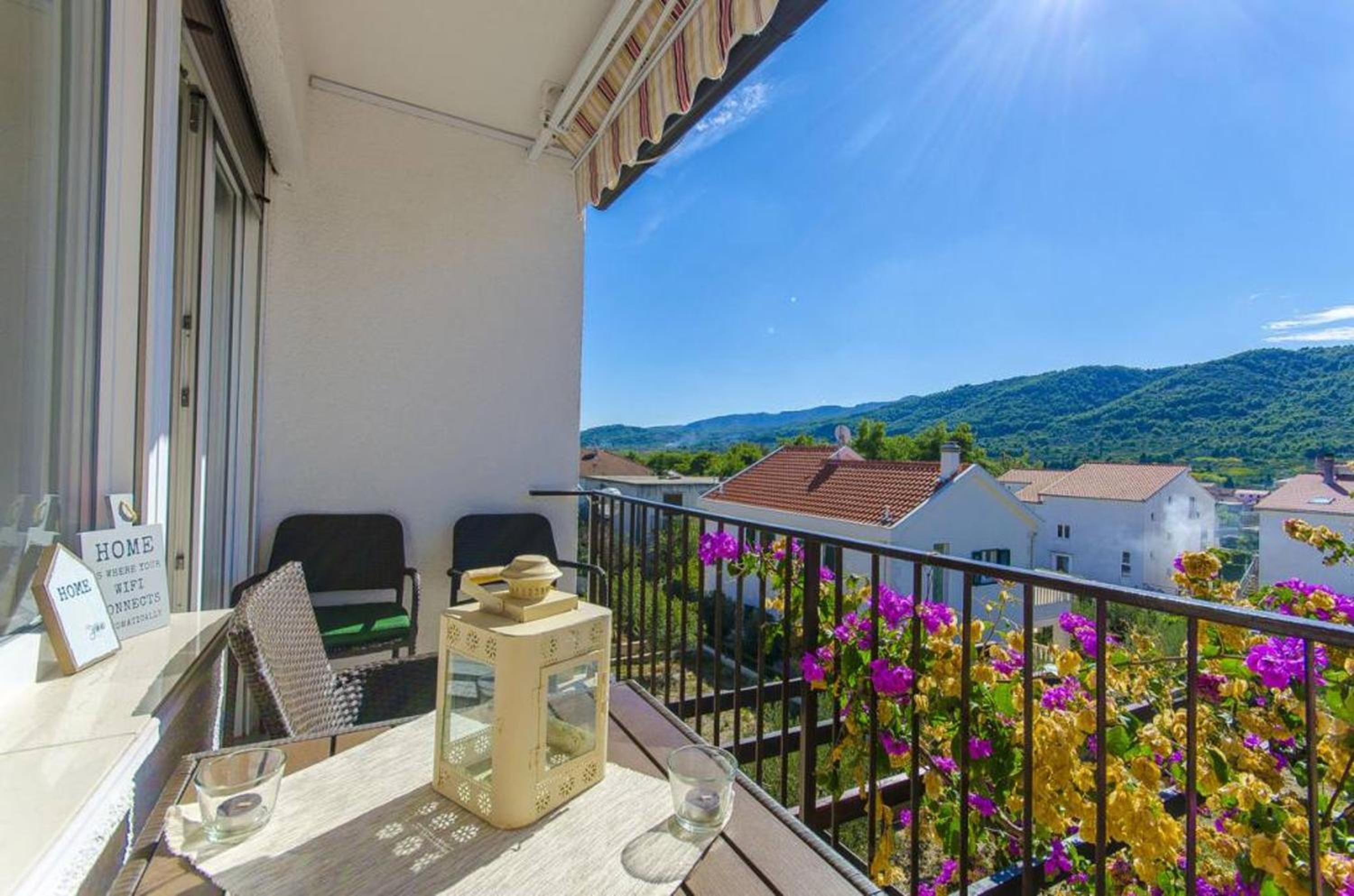 Spacious apartment in Stari Grad, 80 m², serene garden