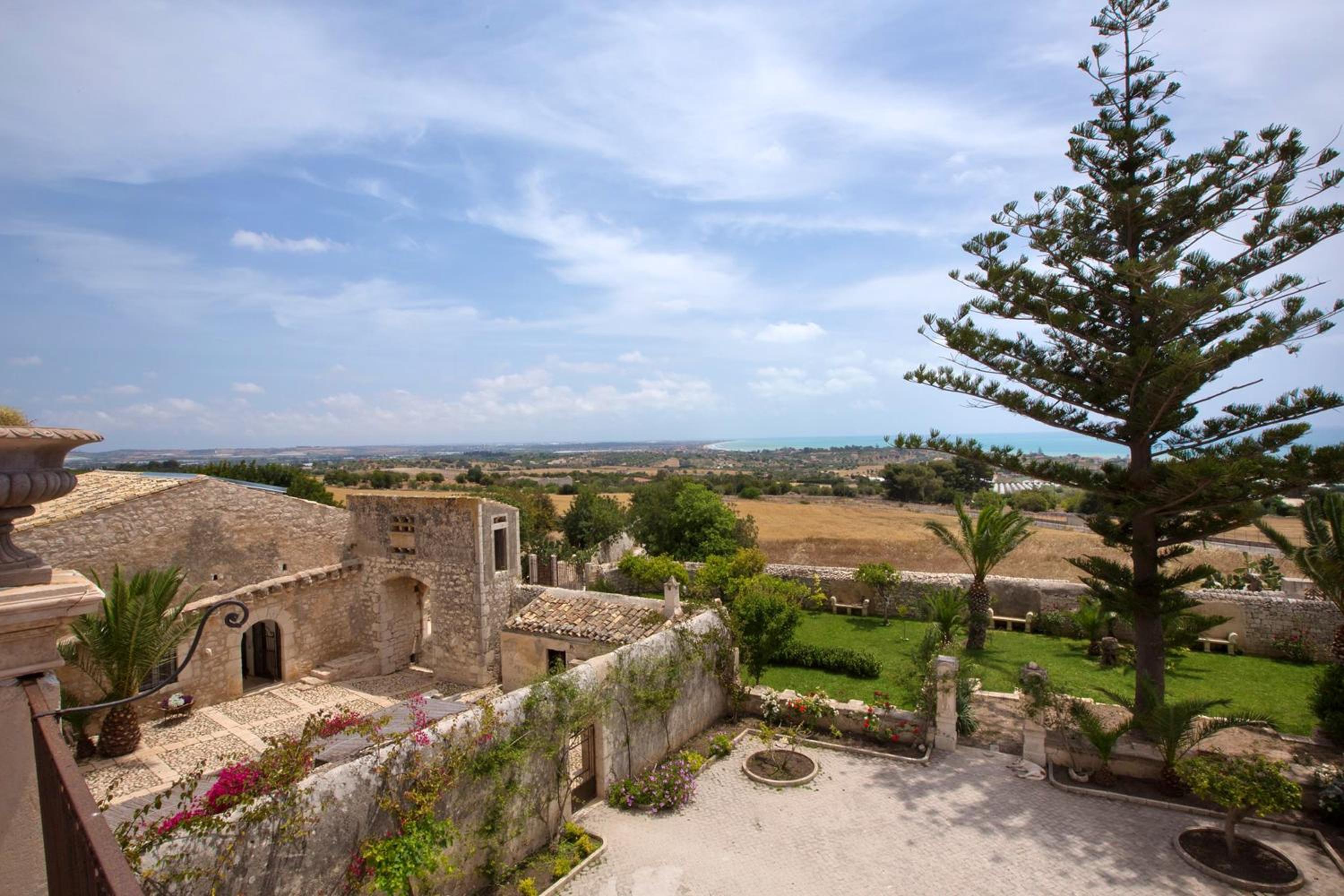 Charming Villa in Pozzallo with Private Pool view 4