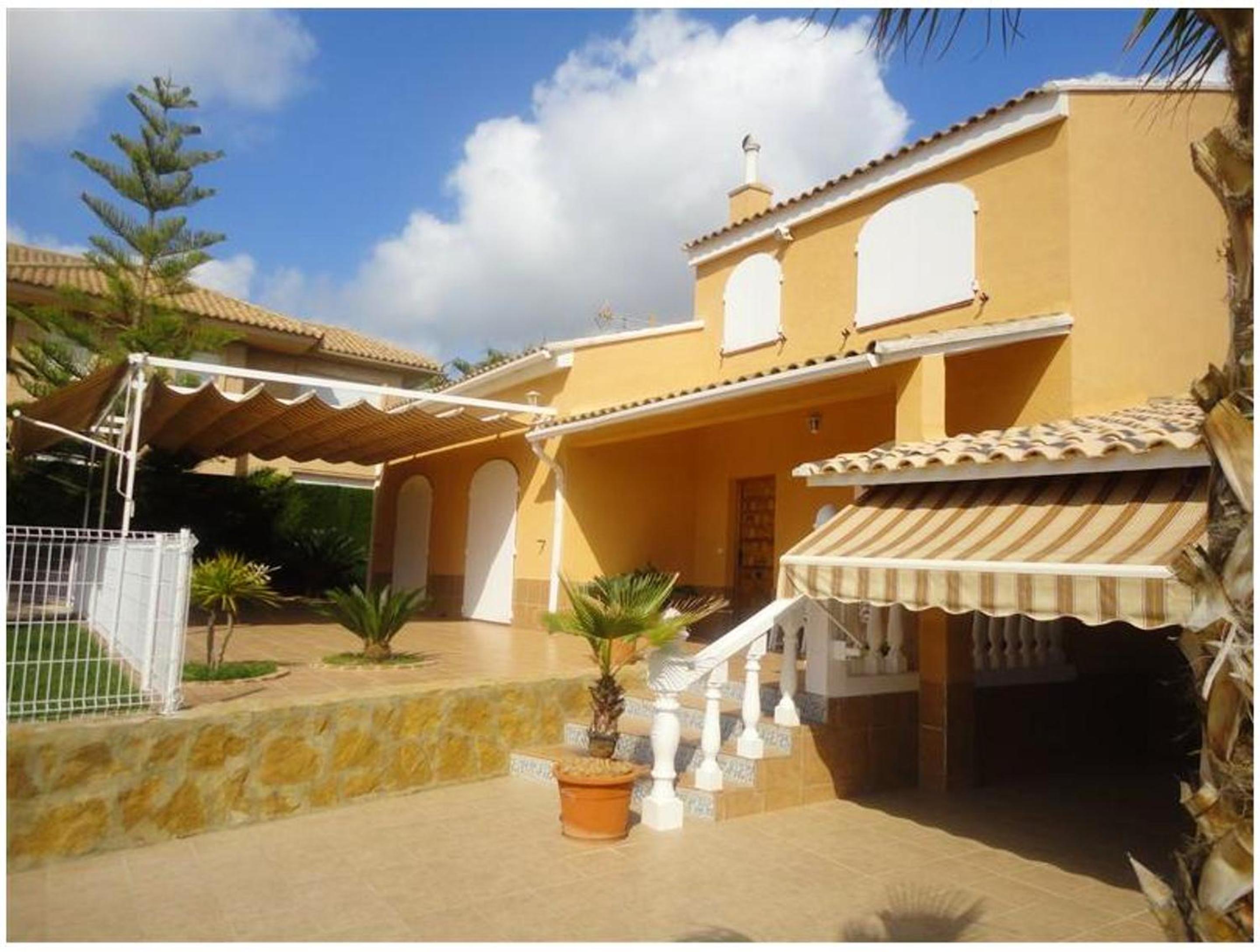 Family Villa in Benifayó with Year-Round Private Pool